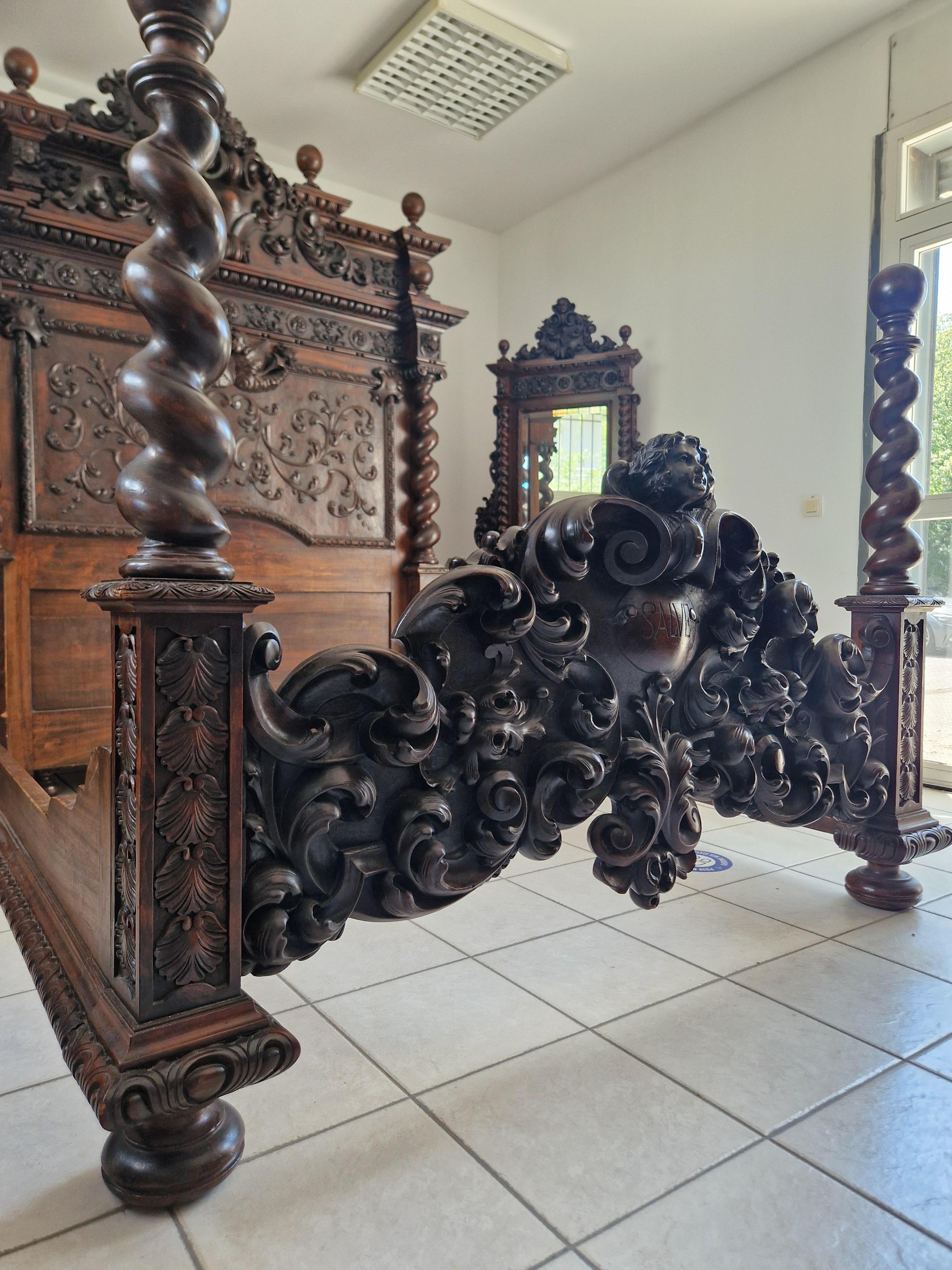 Ensemble de chambre à coucher antique de la Renaissance italienne avec lit king size présenté dans un film en vente 8