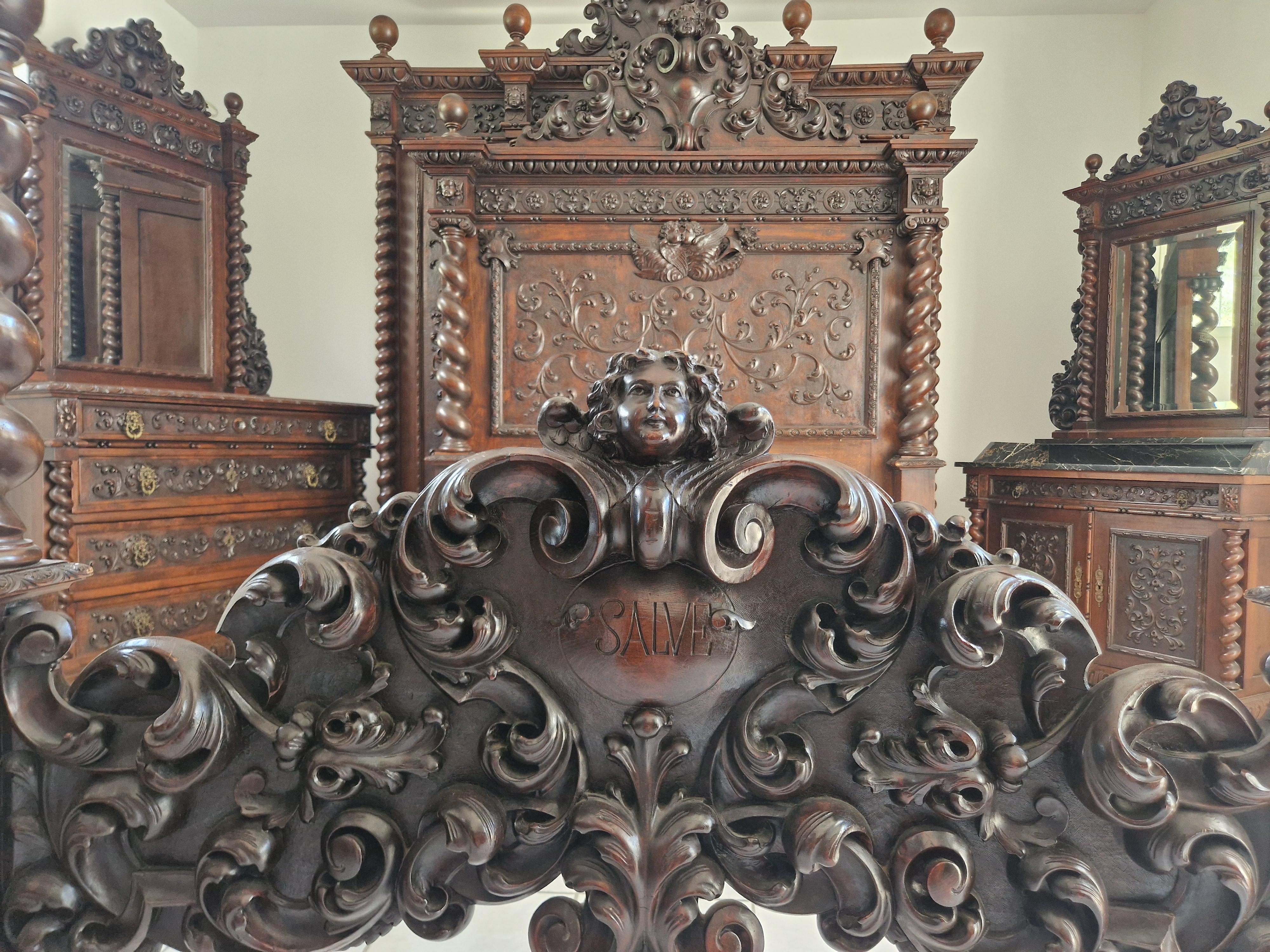 Ensemble de chambre à coucher antique de la Renaissance italienne avec lit king size présenté dans un film en vente 9