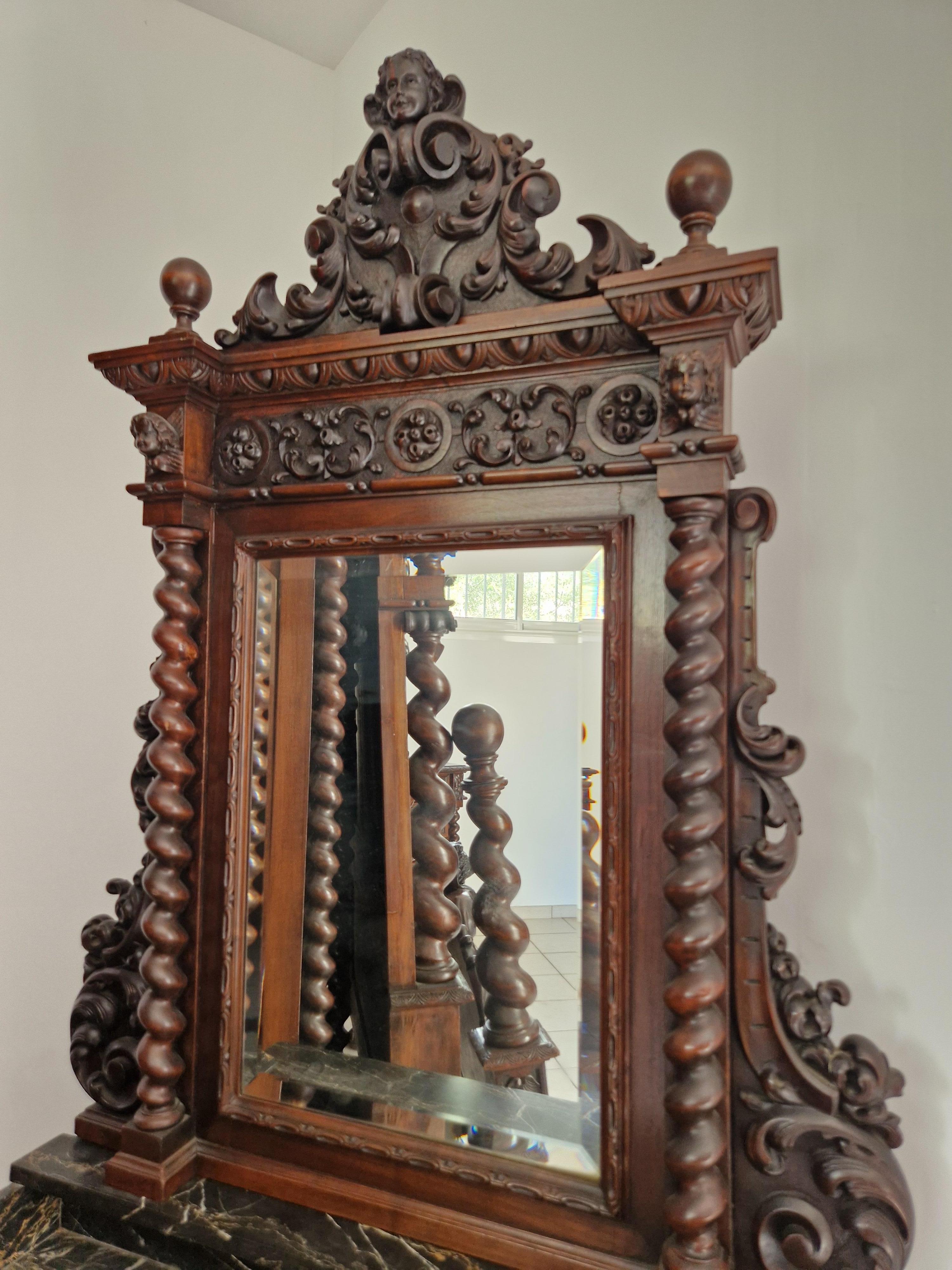 Ensemble de chambre à coucher antique de la Renaissance italienne avec lit king size présenté dans un film en vente 10