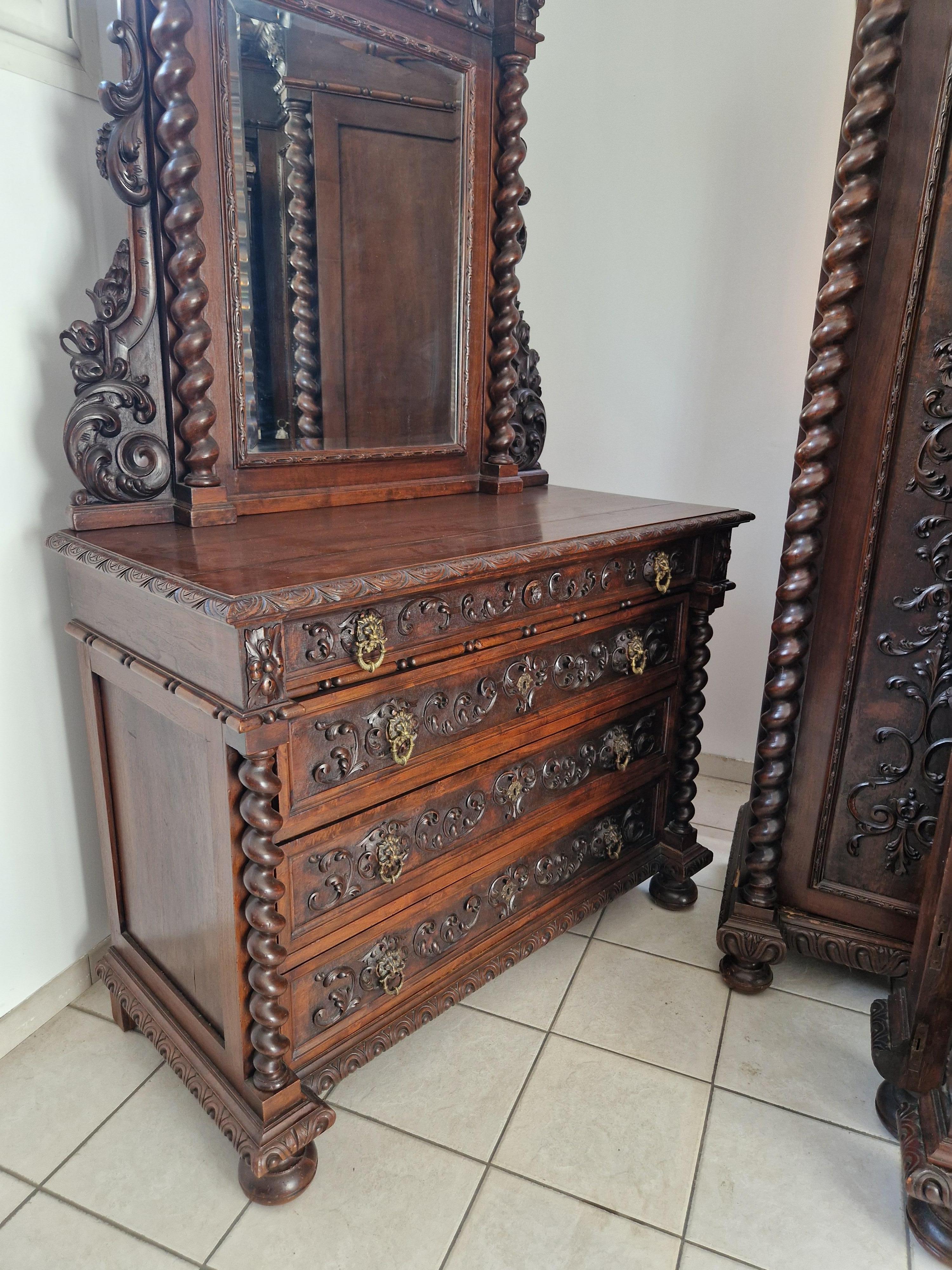 Ensemble de chambre à coucher antique de la Renaissance italienne avec lit king size présenté dans un film en vente 12
