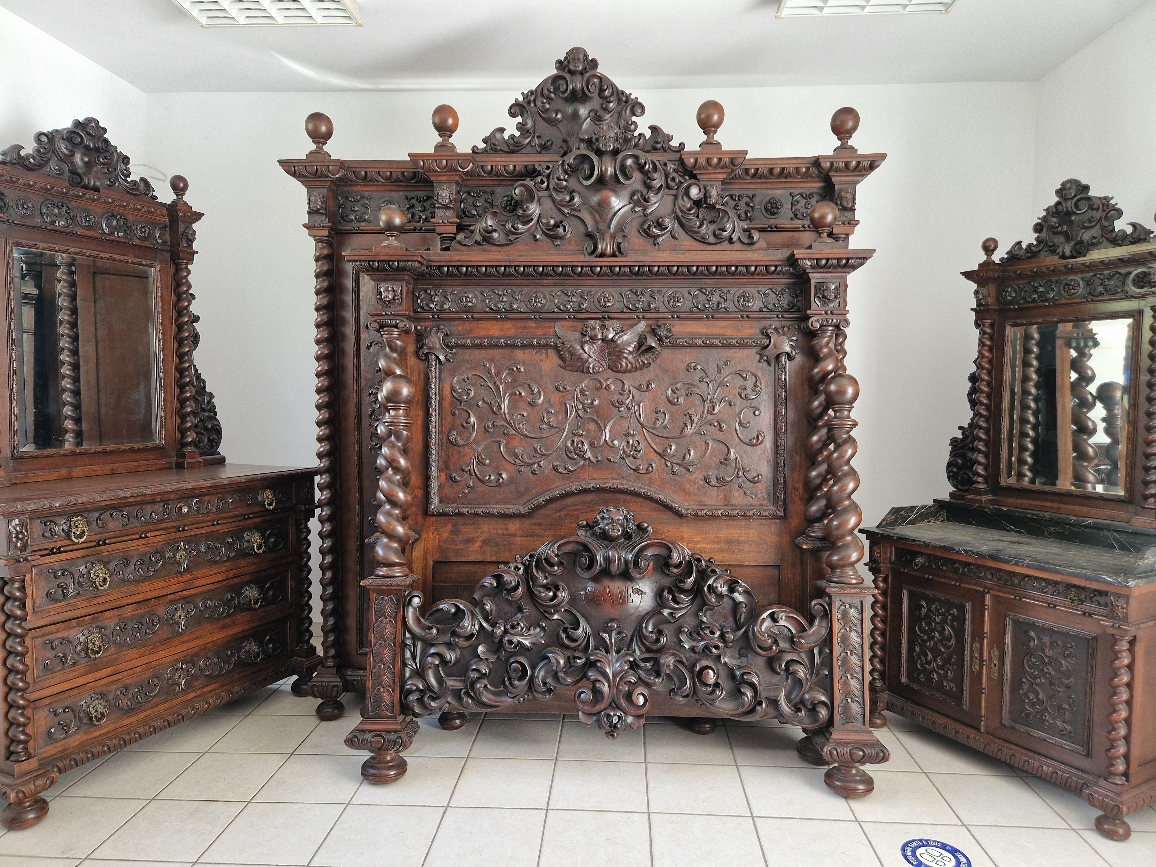 Ensemble de chambre à coucher antique de la Renaissance italienne avec lit king size présenté dans un film en vente 13