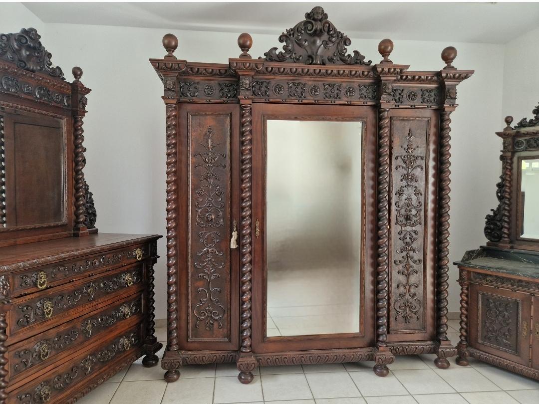 Ce document absolument magnifique  Chambre d'hôtes célèbre, a joué dans un film ! Il s'agit d'un rare ensemble de chambre à coucher 4 pièces et d'une œuvre d'art fantastique. La chambre à coucher comprend un lit absolument fabuleux, lourdement