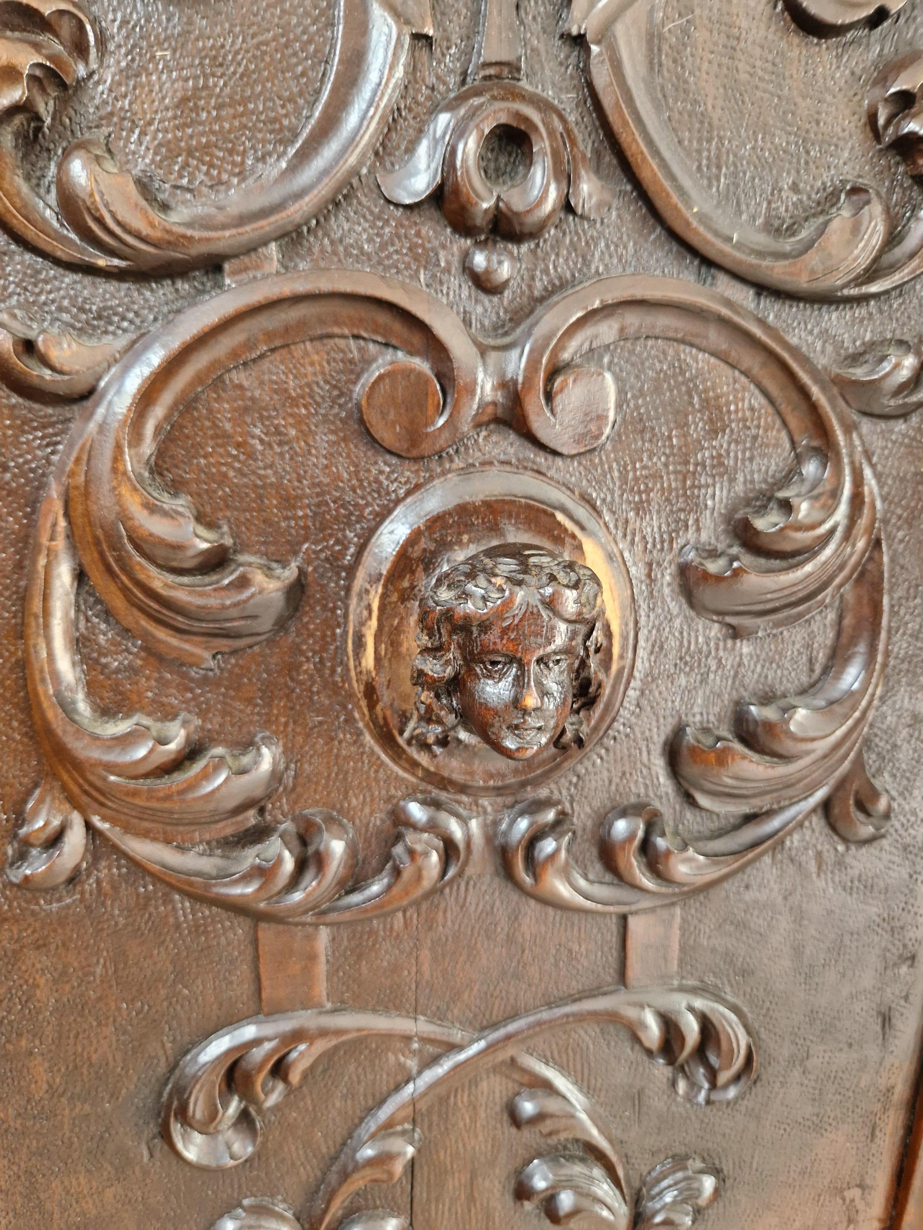 Ensemble de chambre à coucher antique de la Renaissance italienne avec lit king size présenté dans un film en vente 14