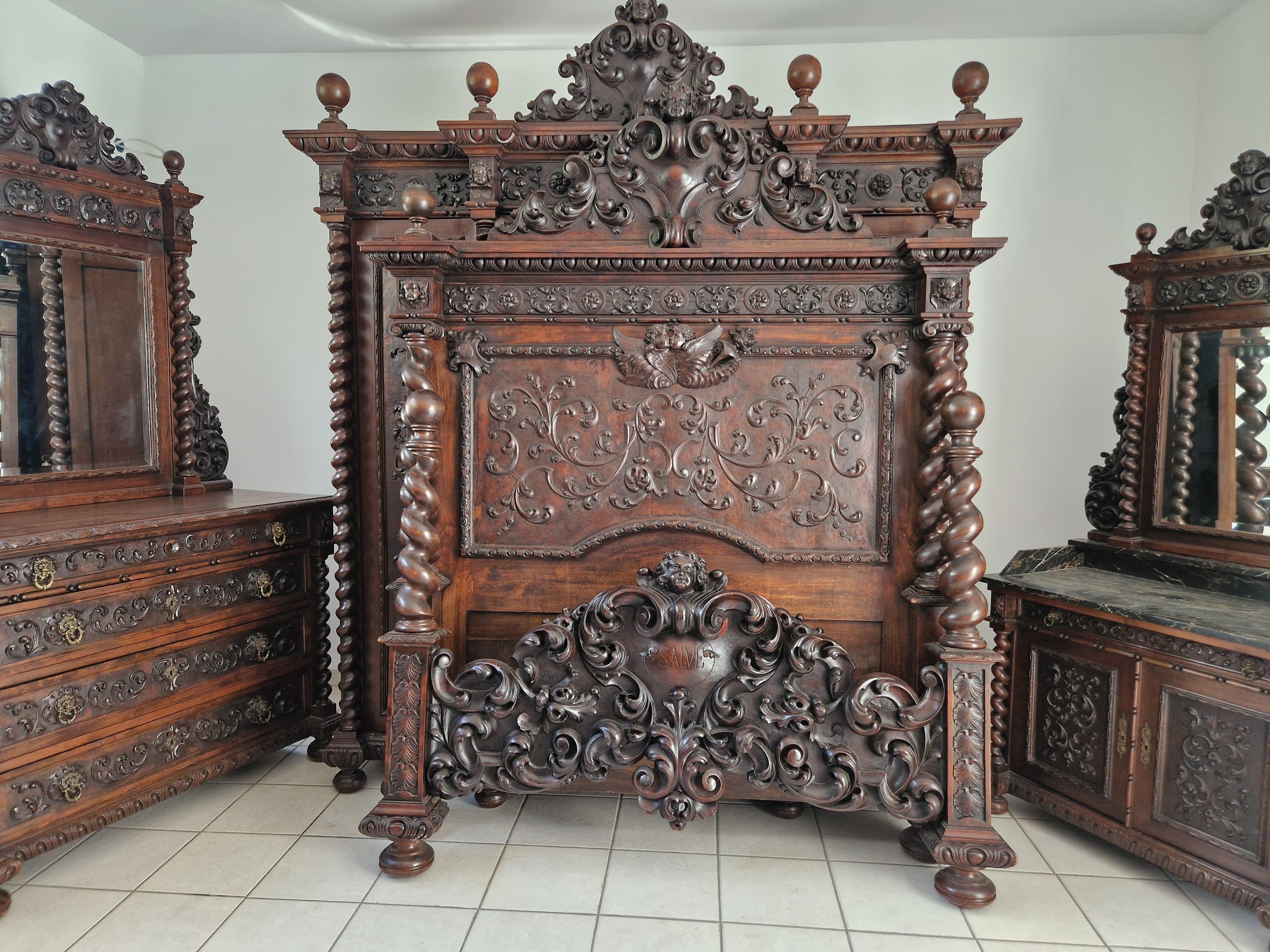 Sculpté à la main Ensemble de chambre à coucher antique de la Renaissance italienne avec lit king size présenté dans un film en vente