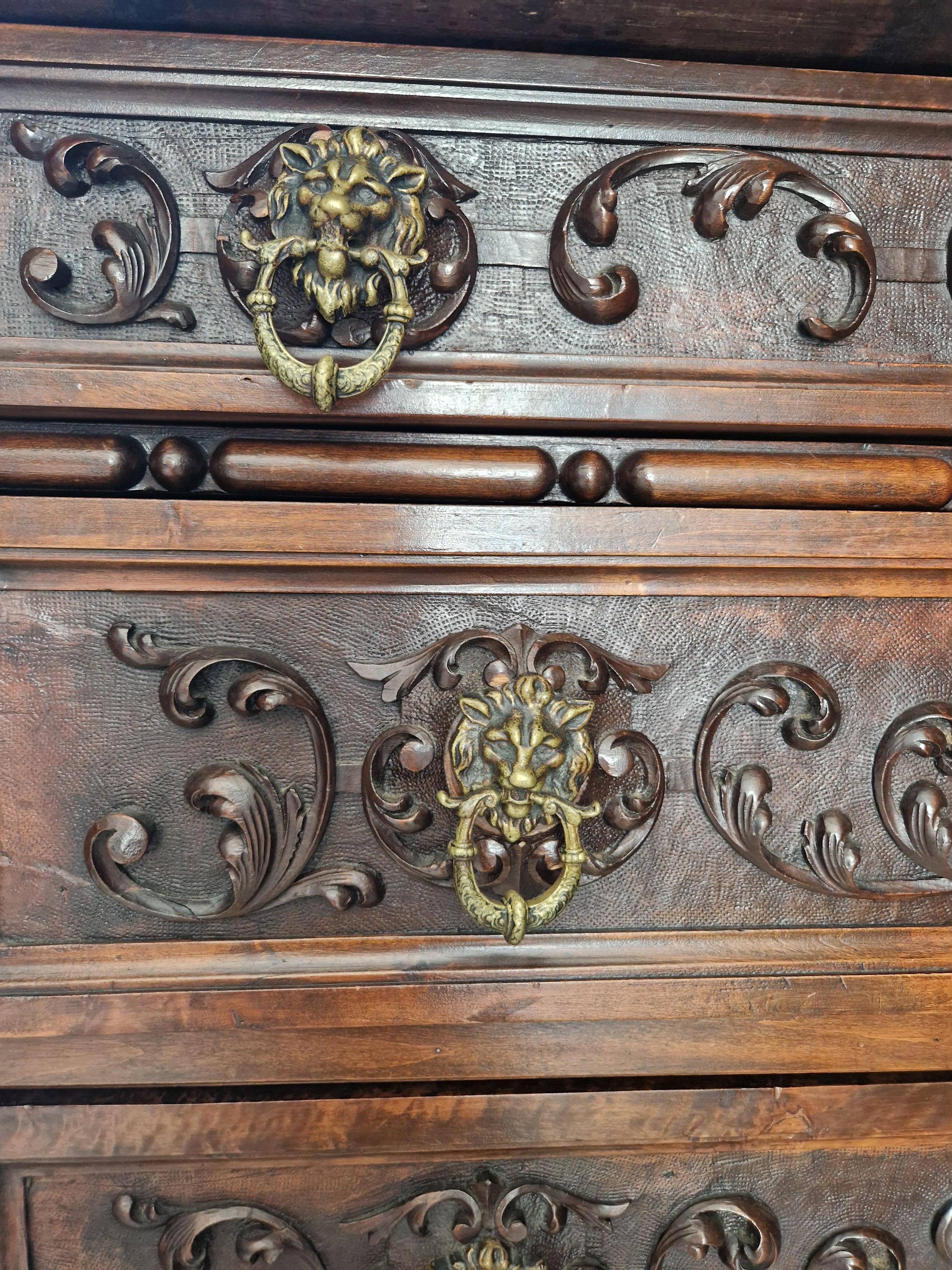 Ensemble de chambre à coucher antique de la Renaissance italienne avec lit king size présenté dans un film Bon état - En vente à Buxton, GB