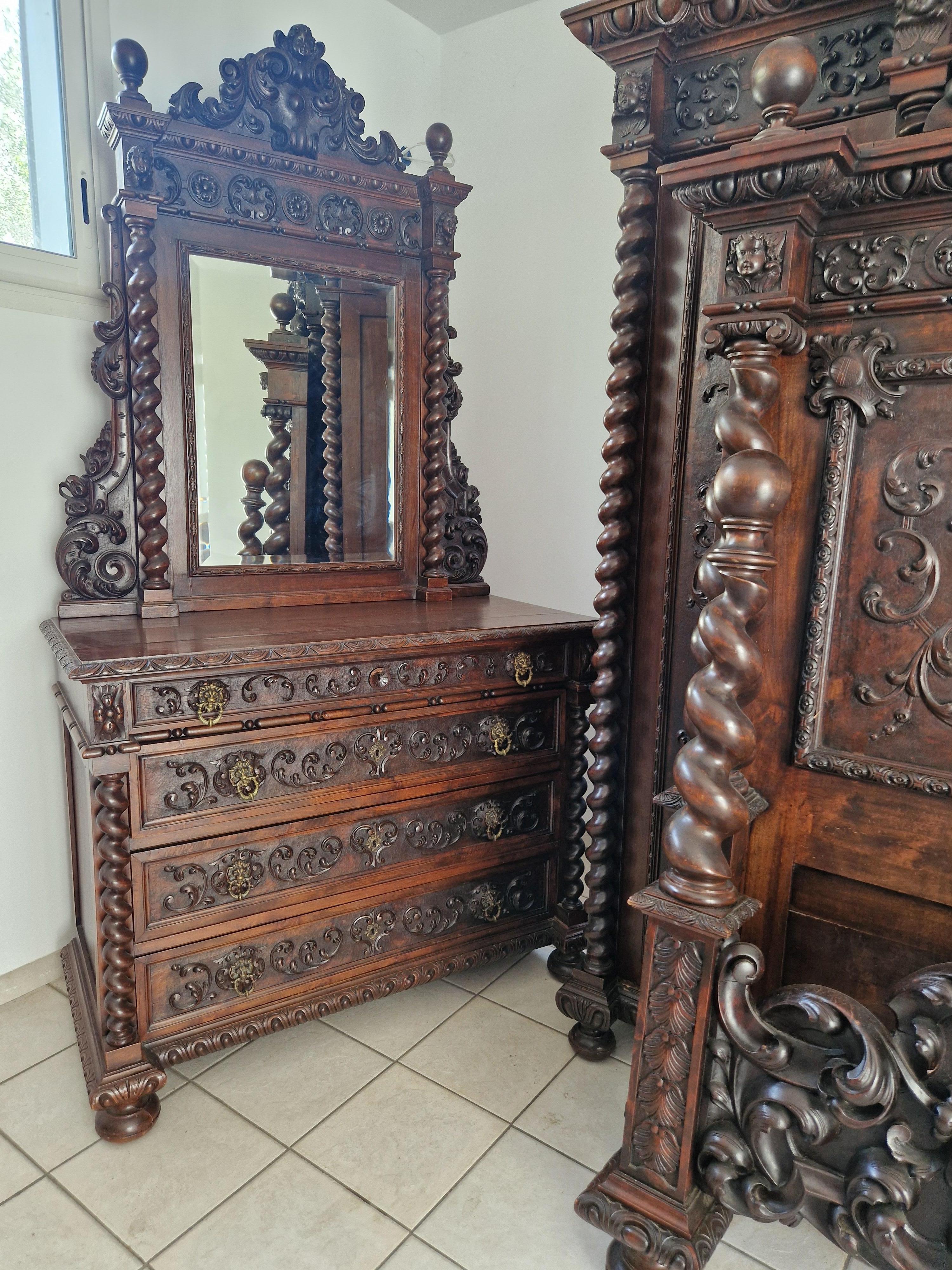 XIXe siècle Ensemble de chambre à coucher antique de la Renaissance italienne avec lit king size présenté dans un film en vente