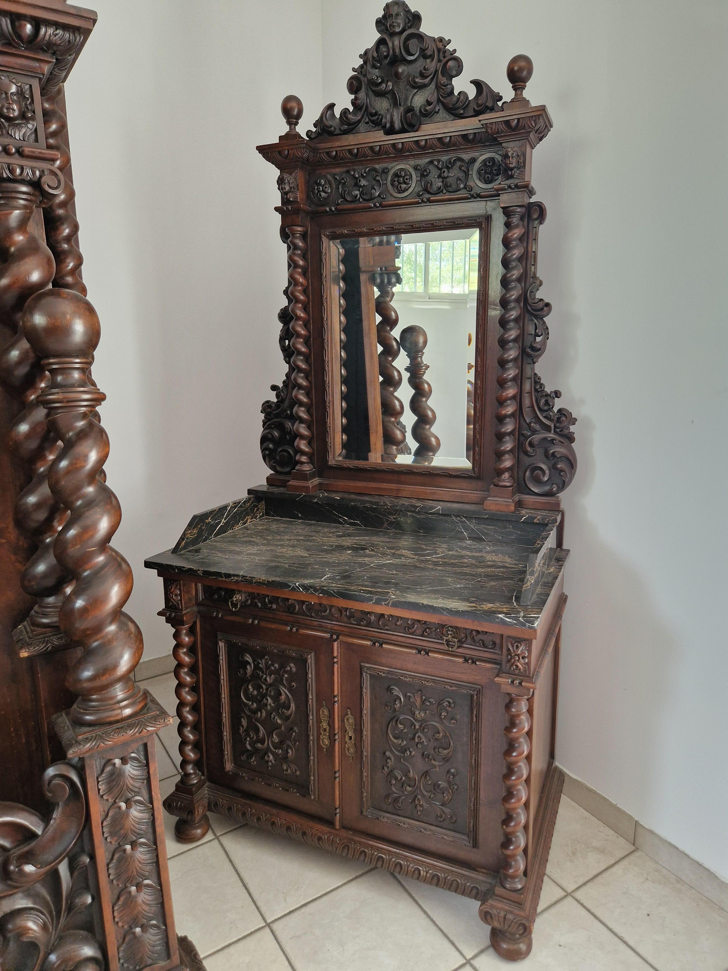 Noyer Ensemble de chambre à coucher antique de la Renaissance italienne avec lit king size présenté dans un film en vente