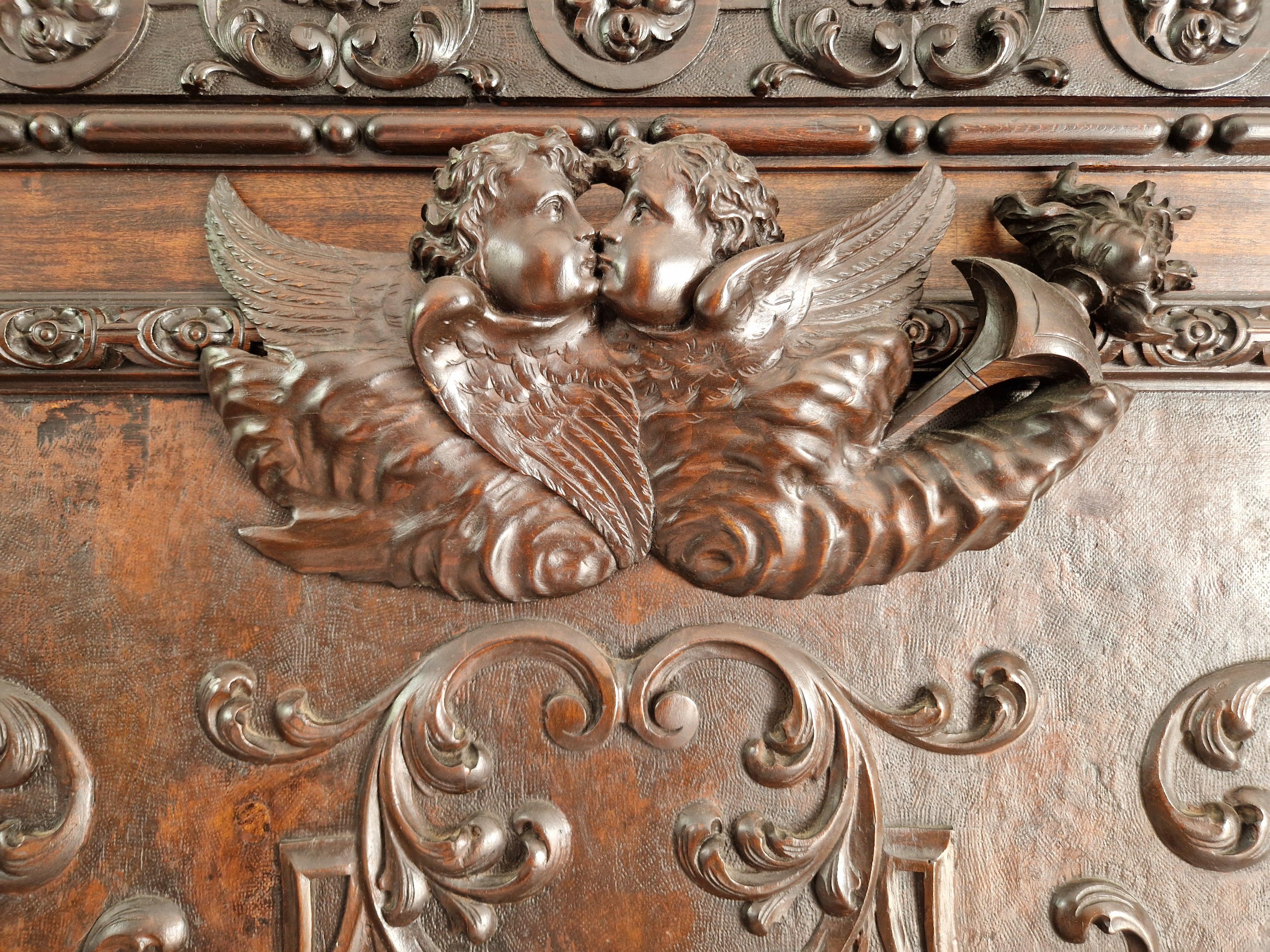 Ensemble de chambre à coucher antique de la Renaissance italienne avec lit king size présenté dans un film en vente 1