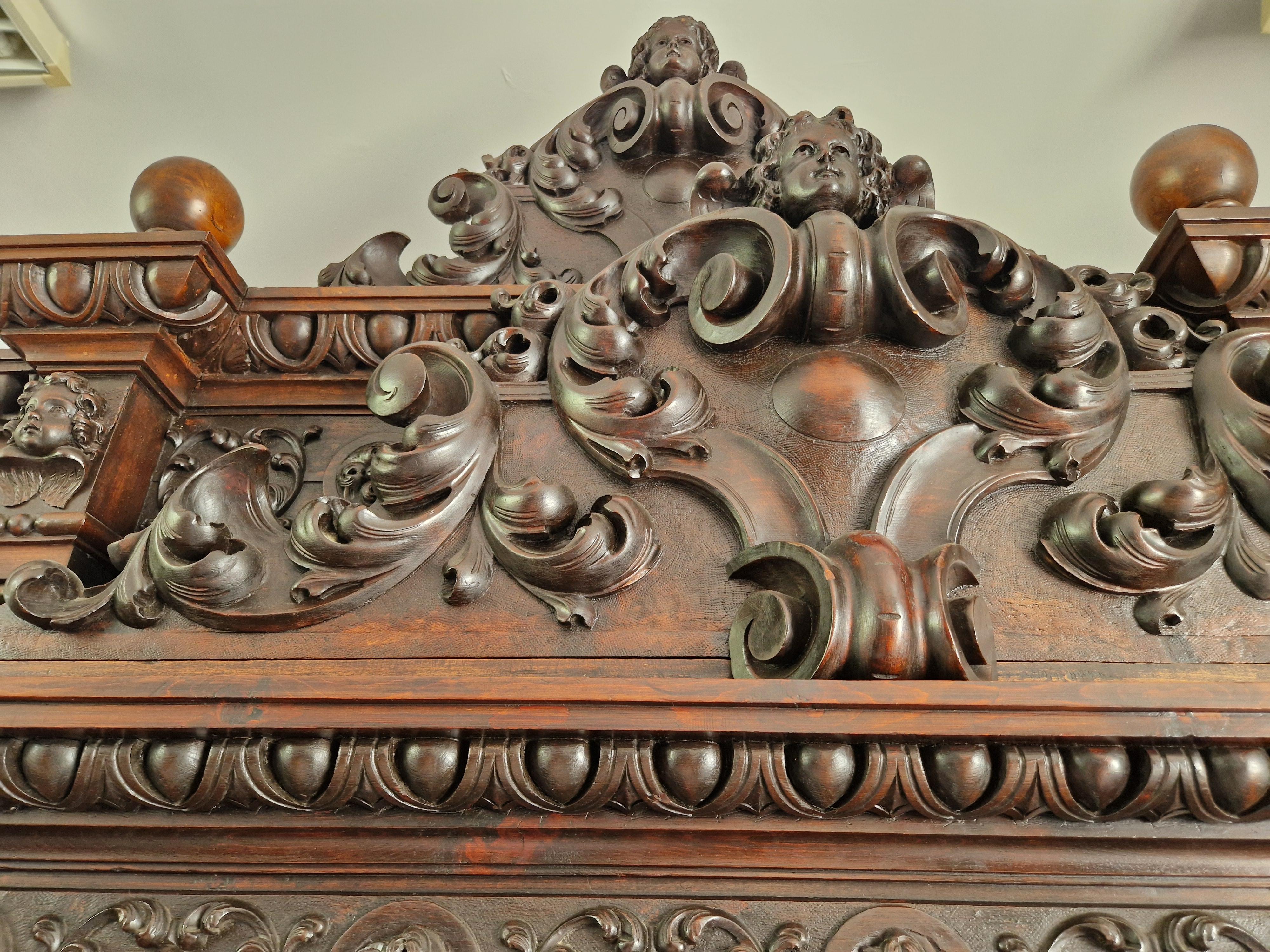 Ensemble de chambre à coucher antique de la Renaissance italienne avec lit king size présenté dans un film en vente 2