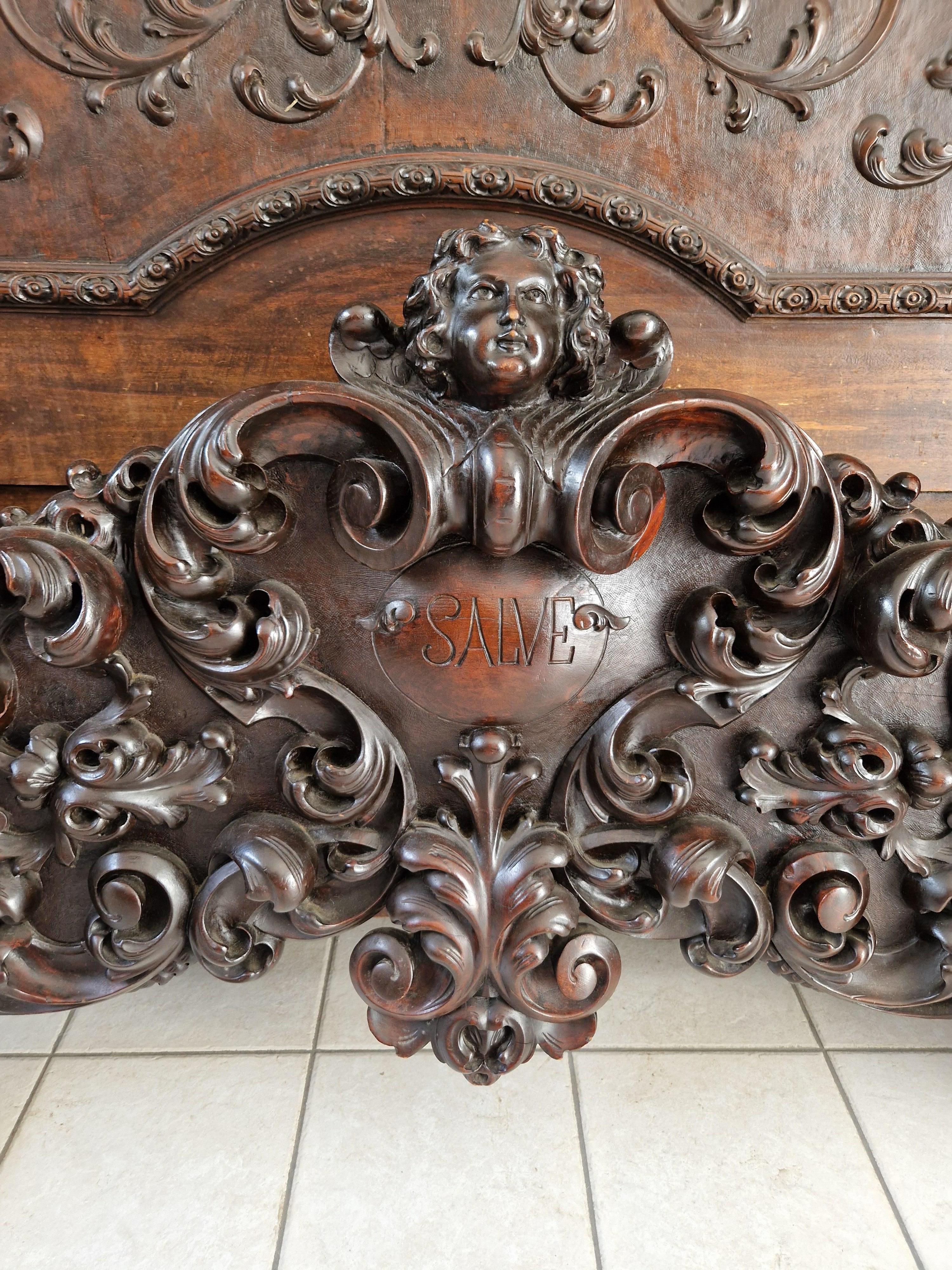 Ensemble de chambre à coucher antique de la Renaissance italienne avec lit king size présenté dans un film en vente 3