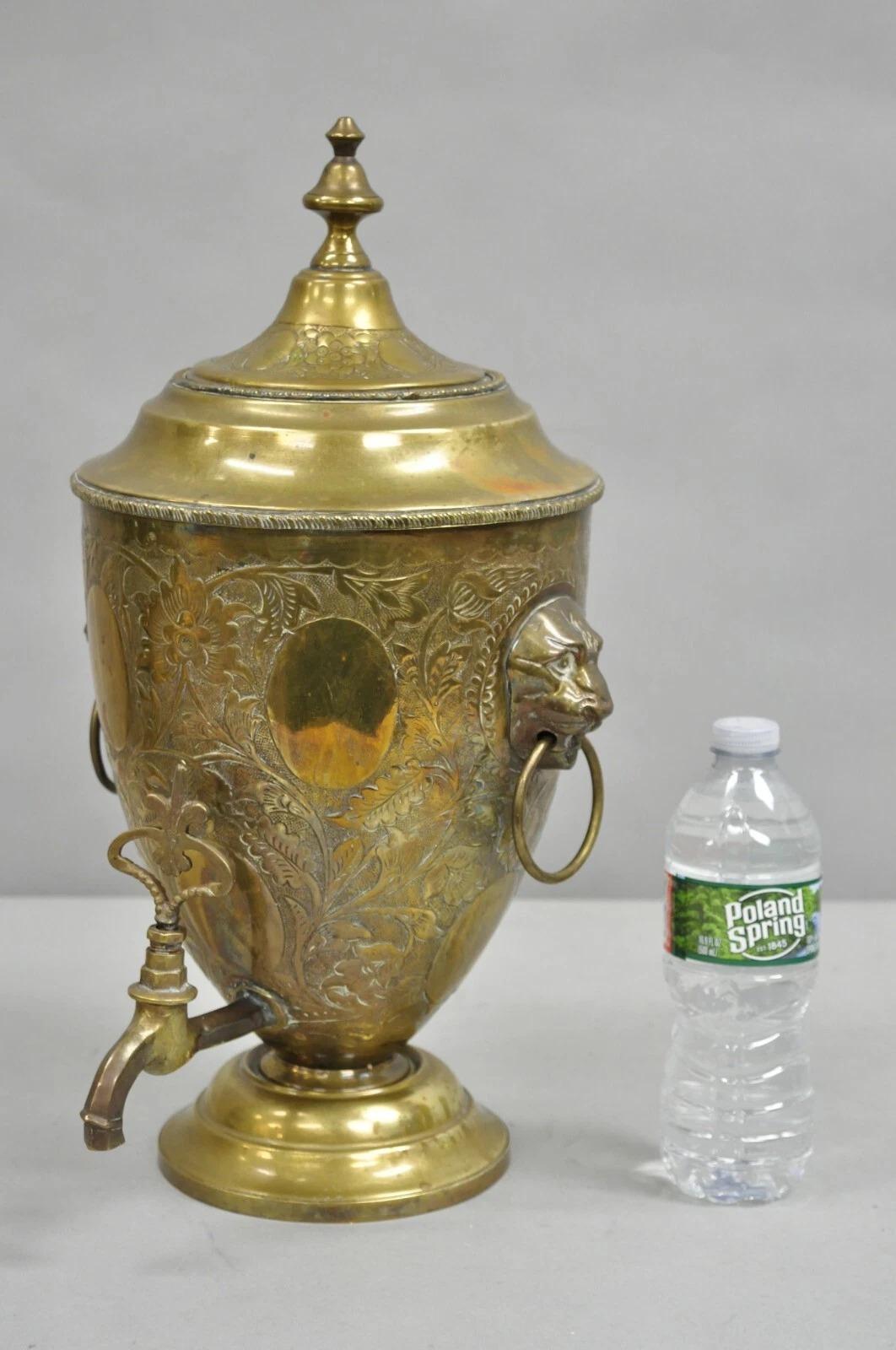 Antike italienische Renaissance Messing Floral Repousse Samovar Drink Dispenser mit Löwenkopf Griffe. CIRCA Anfang des 20. Jahrhunderts. Abmessungen: 17,5
