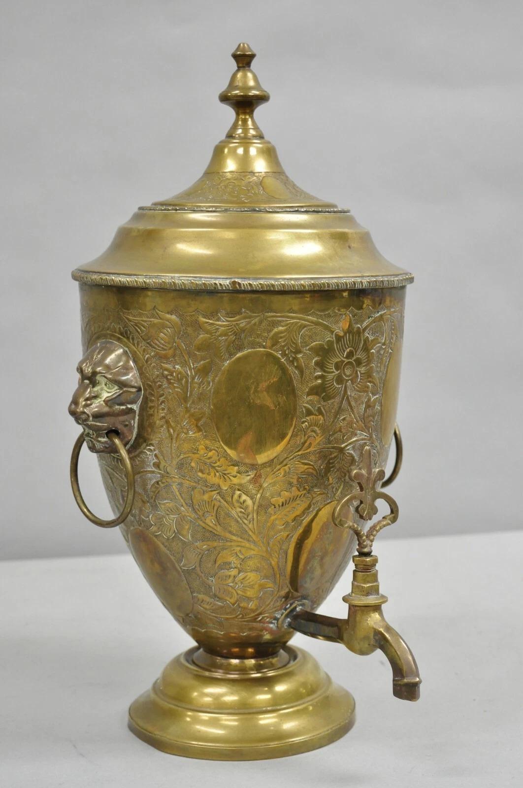 Antike italienische Renaissance Messing Blumen Repousse Löwen Samowar Getränkespender (Neoklassisch) im Angebot