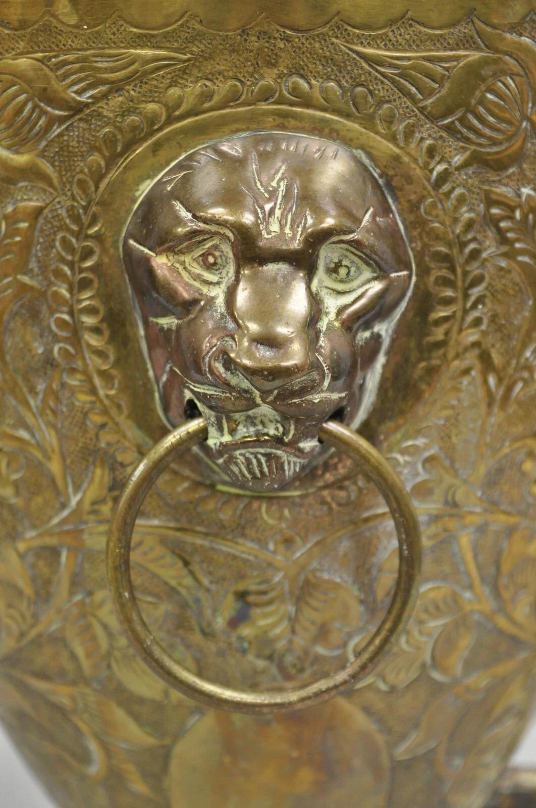 Antike italienische Renaissance Messing Blumen Repousse Löwen Samowar Getränkespender im Zustand „Gut“ im Angebot in Philadelphia, PA