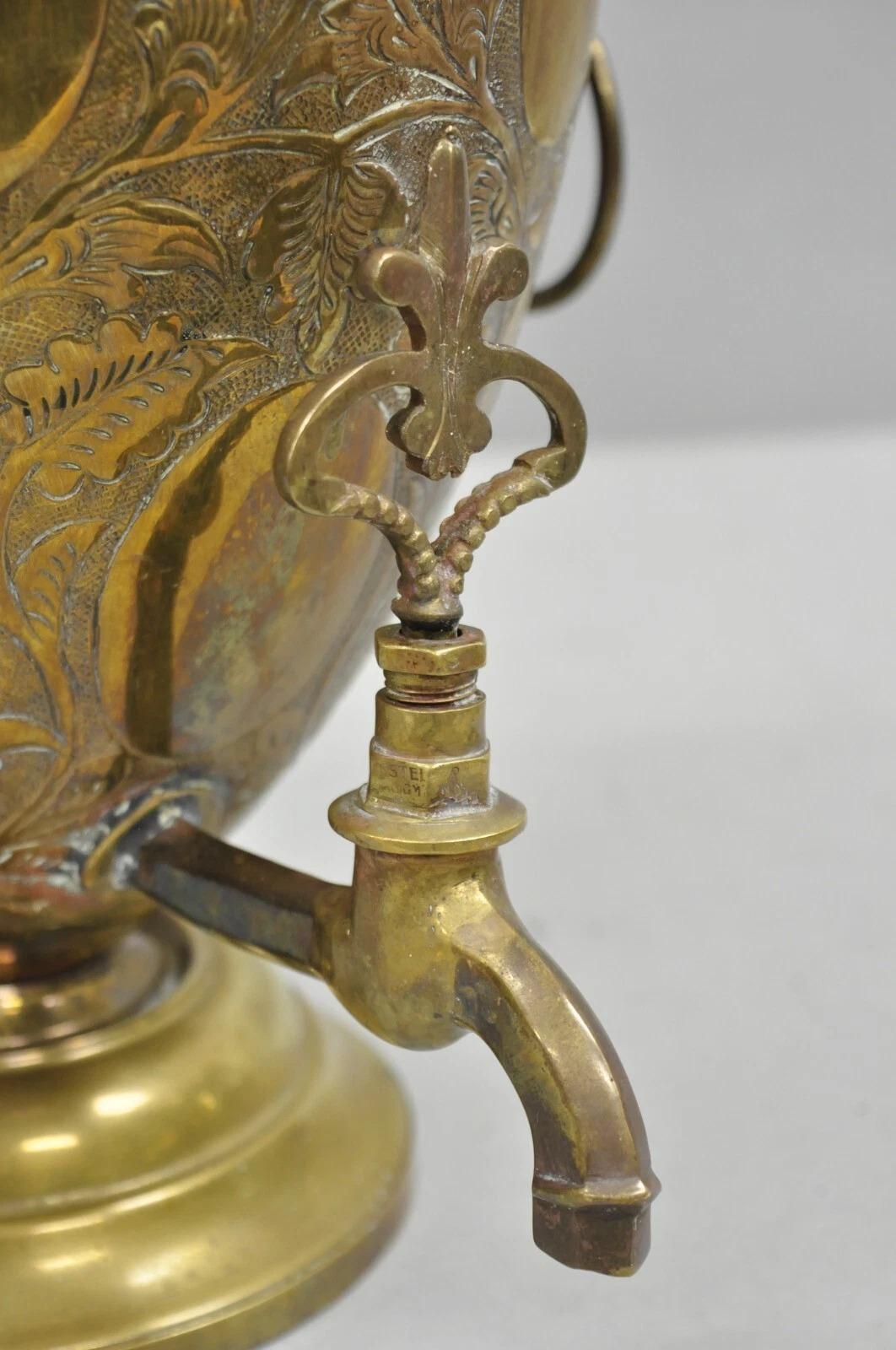 Antike italienische Renaissance Messing Blumen Repousse Löwen Samowar Getränkespender im Angebot 1