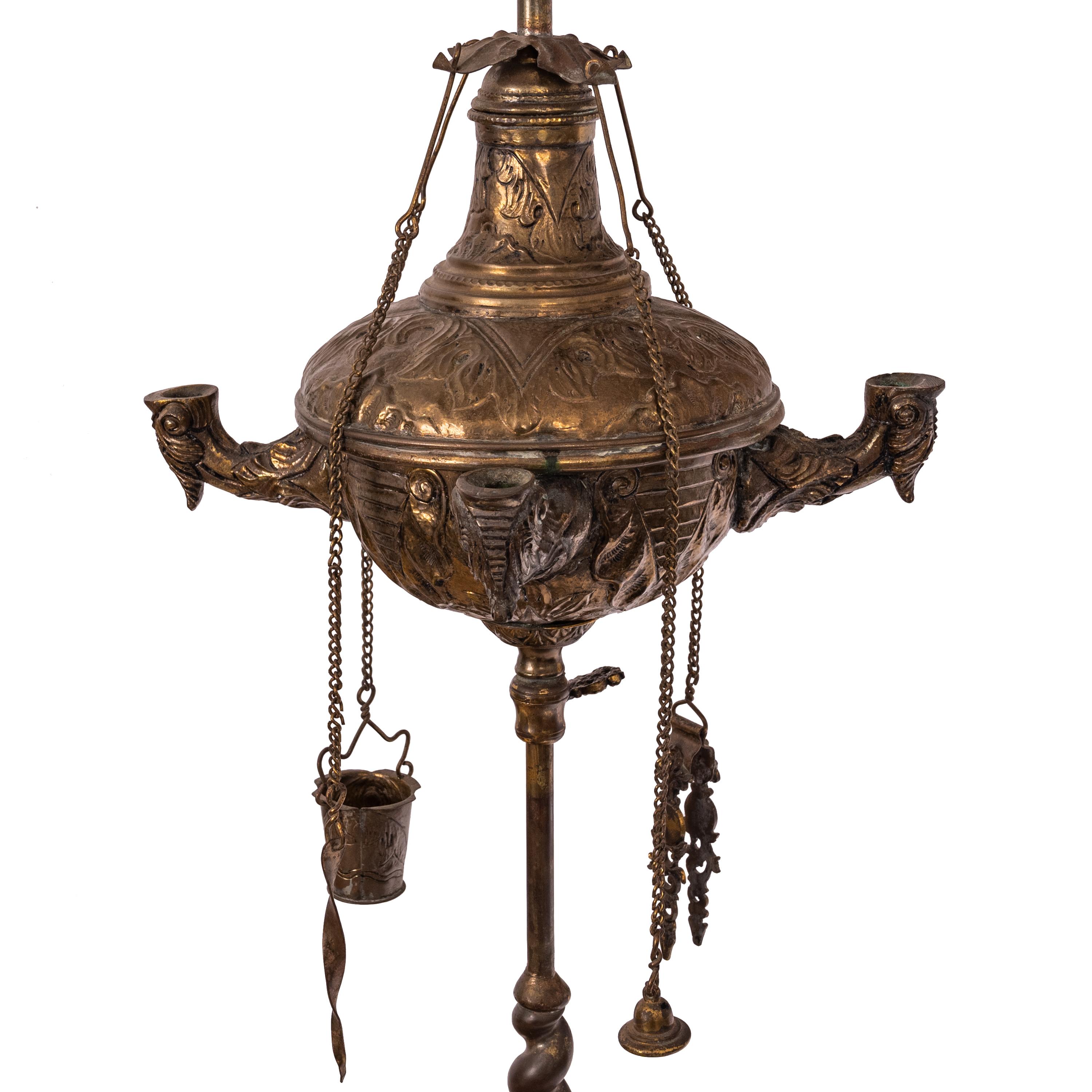 Repoussé Antique lampe à huile italienne Renaissance en laiton Lucerne Florentine Chatelaine 1880 en vente