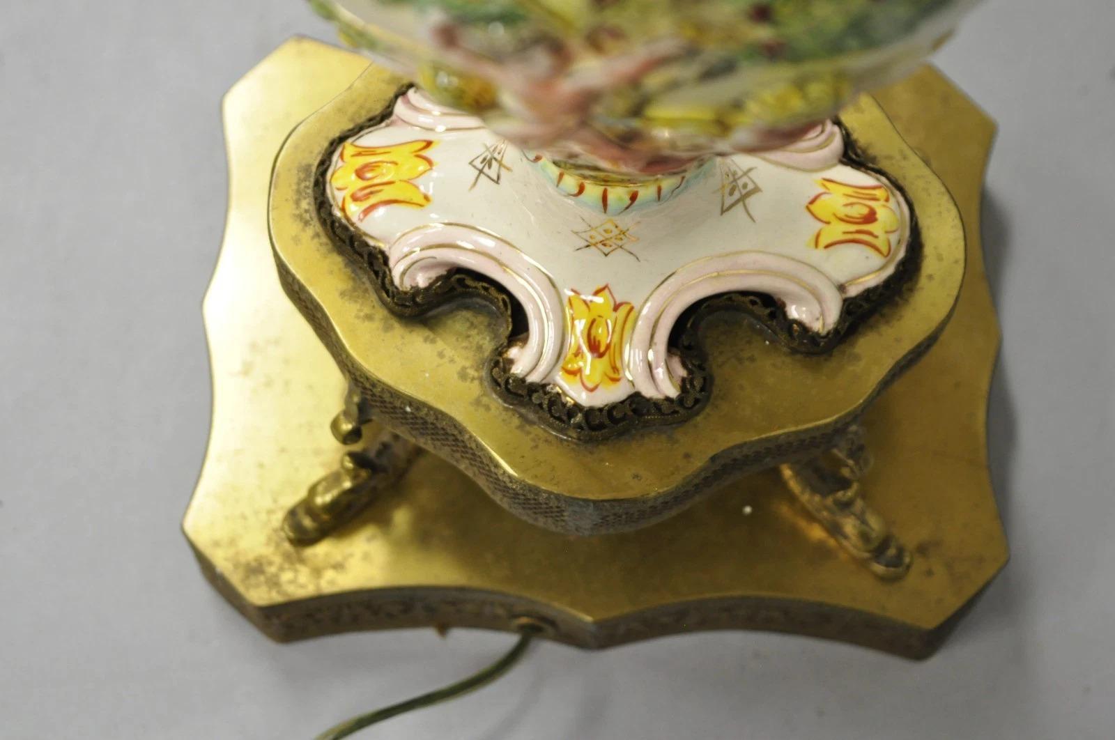 Ancienne lampe de table figurative en porcelaine de la Renaissance italienne avec urne en vente 4