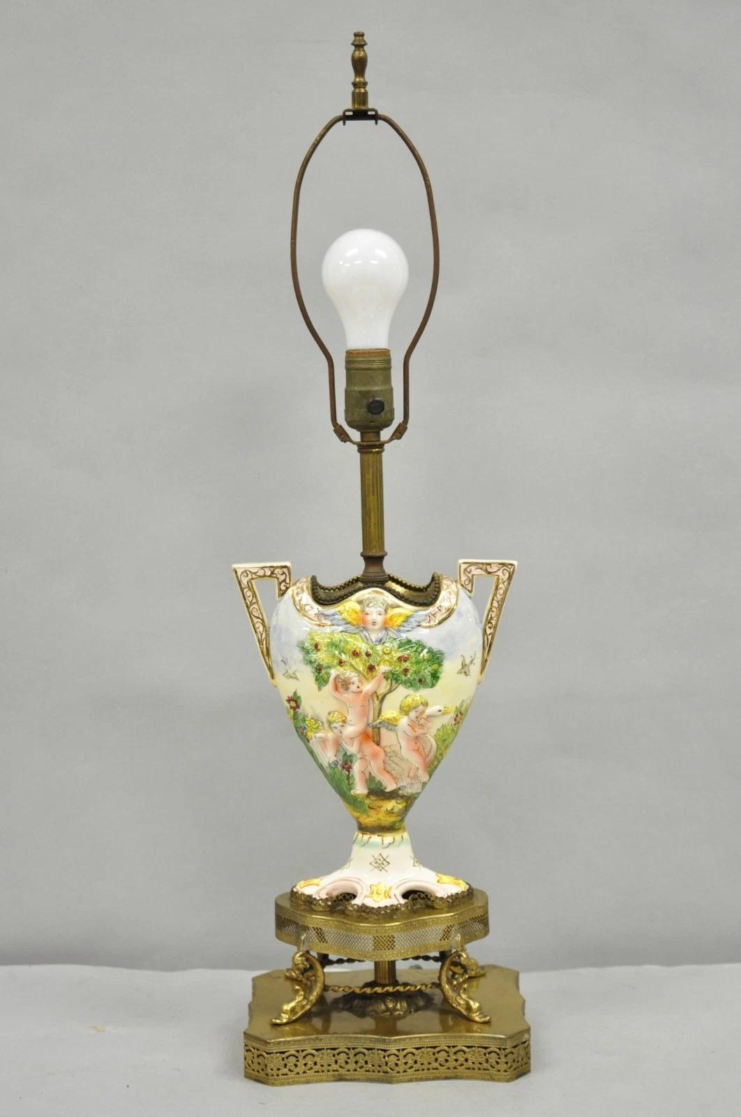 Ancienne lampe de table figurative en porcelaine de la Renaissance italienne avec urne en vente 5