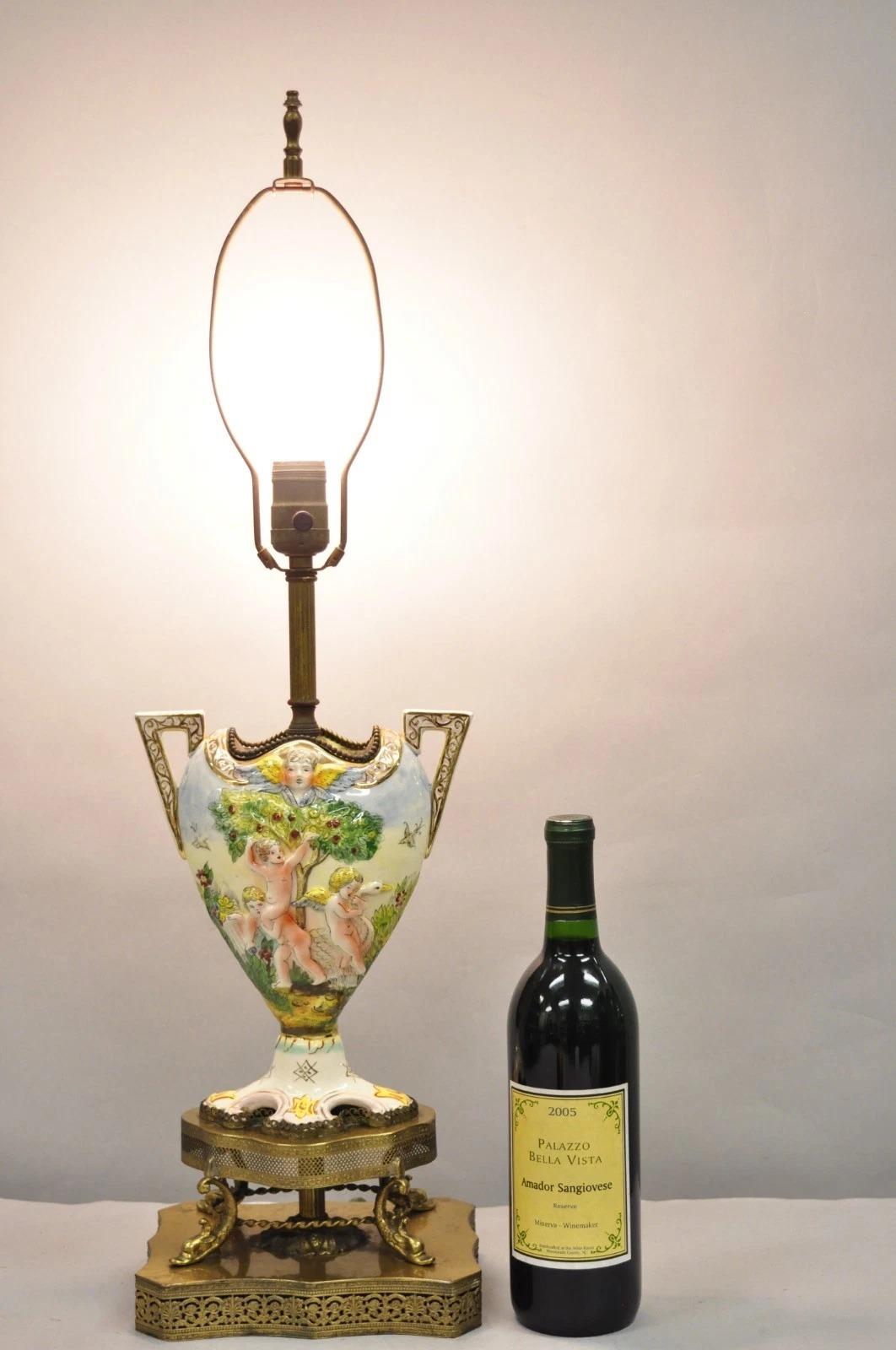 Ancienne lampe de table en porcelaine de Capodimonte. Circa Mid 20th Century. Dimensions : 28