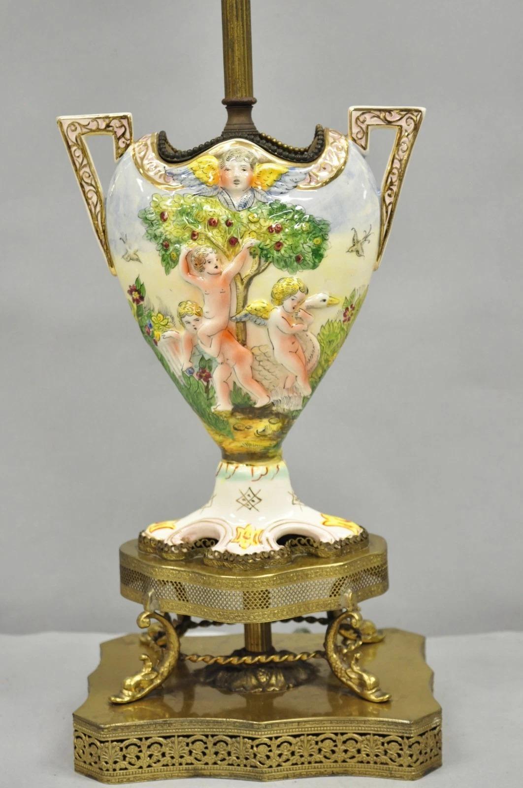 Inconnu Ancienne lampe de table figurative en porcelaine de la Renaissance italienne avec urne en vente