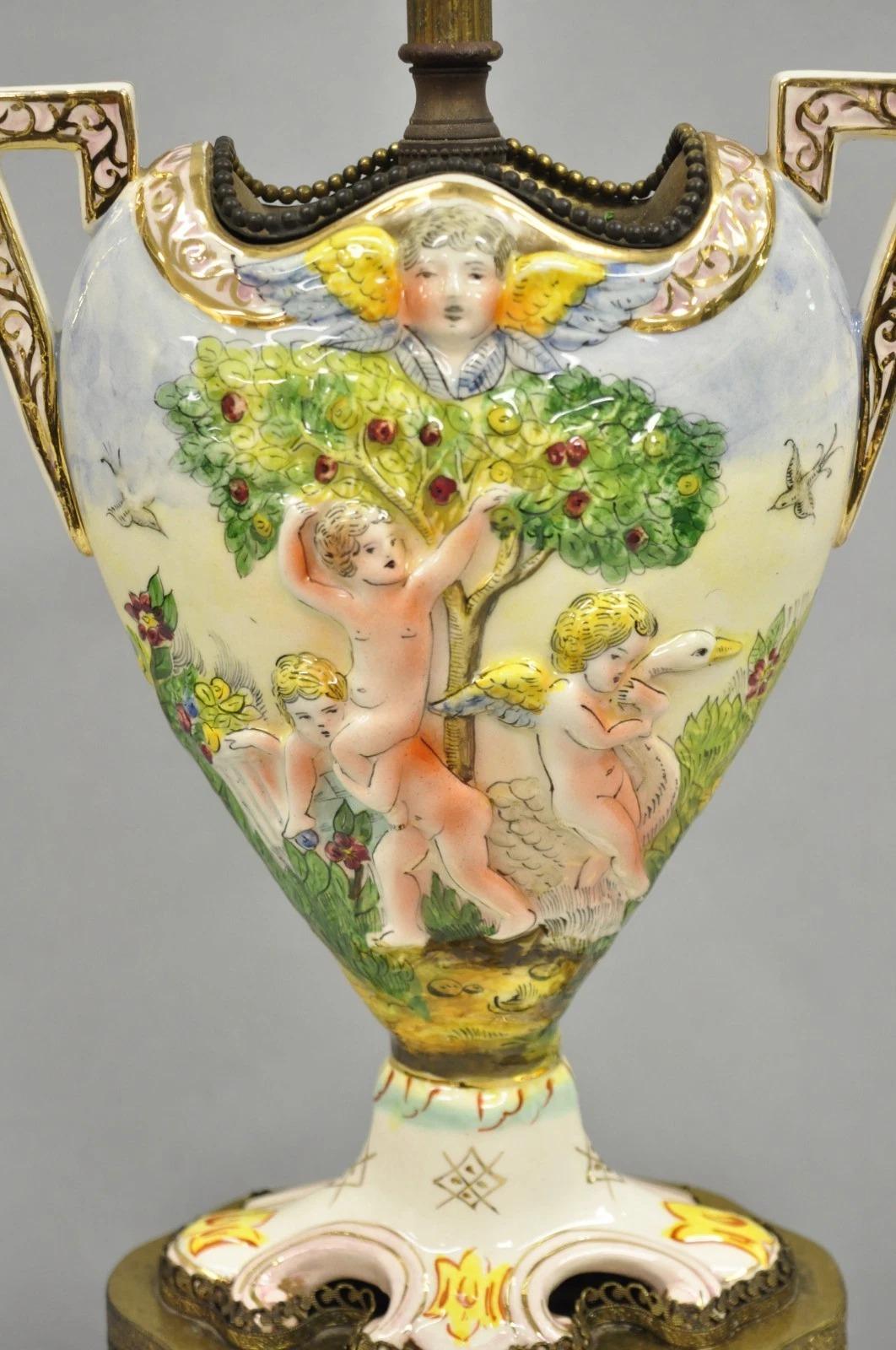 Ancienne lampe de table figurative en porcelaine de la Renaissance italienne avec urne Bon état - En vente à Philadelphia, PA