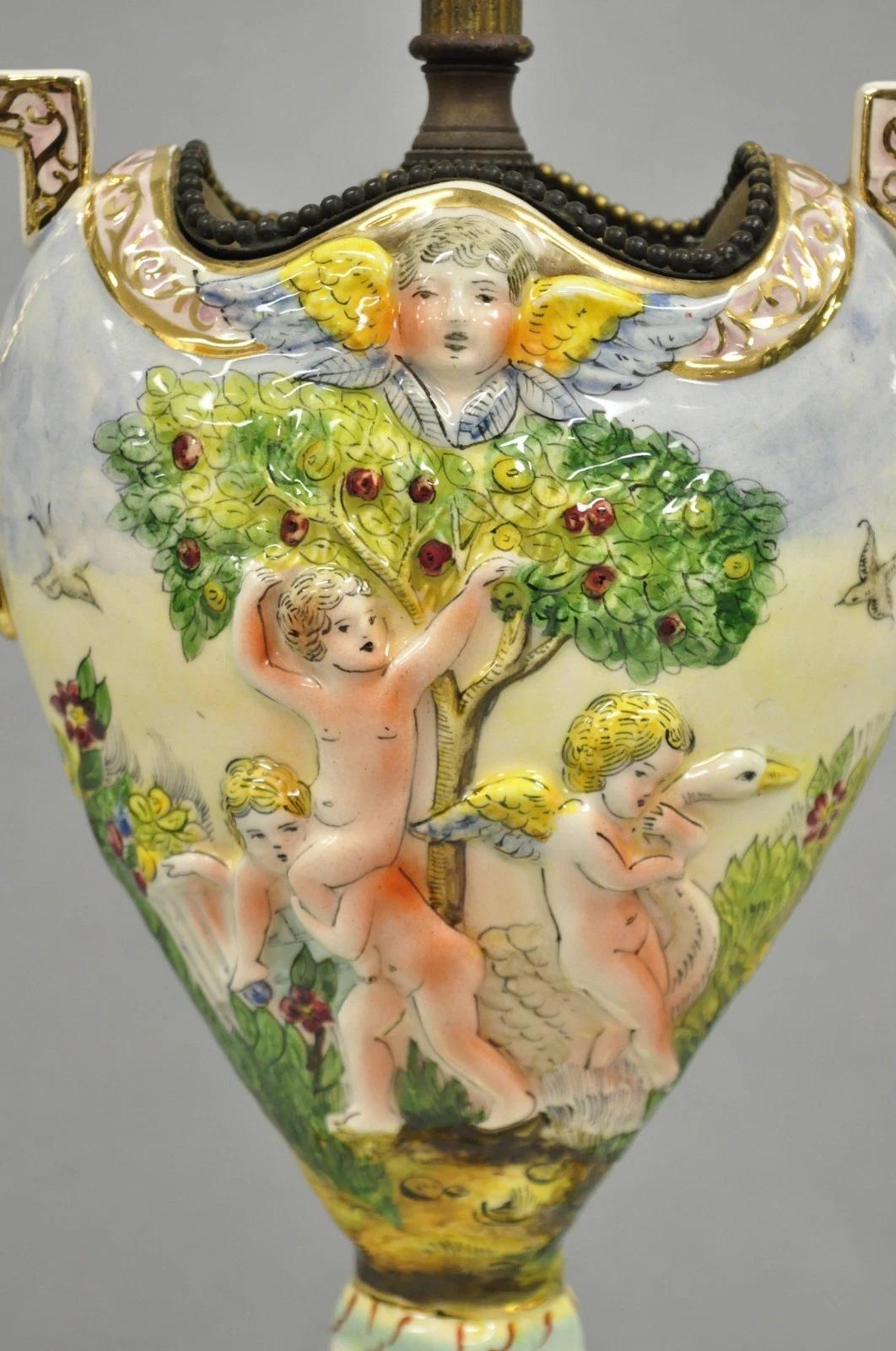20ième siècle Ancienne lampe de table figurative en porcelaine de la Renaissance italienne avec urne en vente