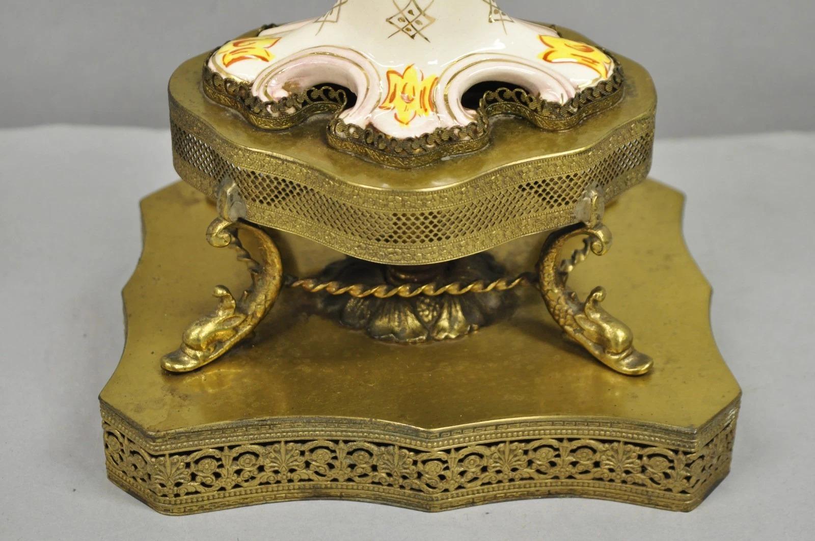 Porcelaine Ancienne lampe de table figurative en porcelaine de la Renaissance italienne avec urne en vente