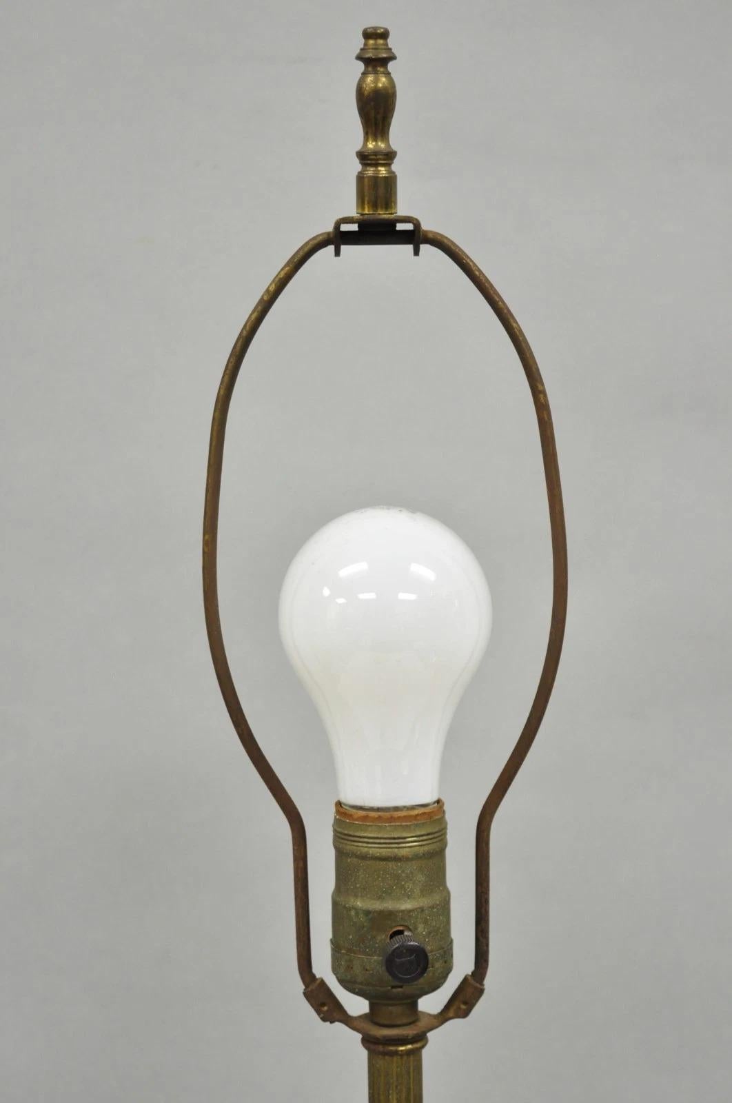 Ancienne lampe de table figurative en porcelaine de la Renaissance italienne avec urne en vente 1