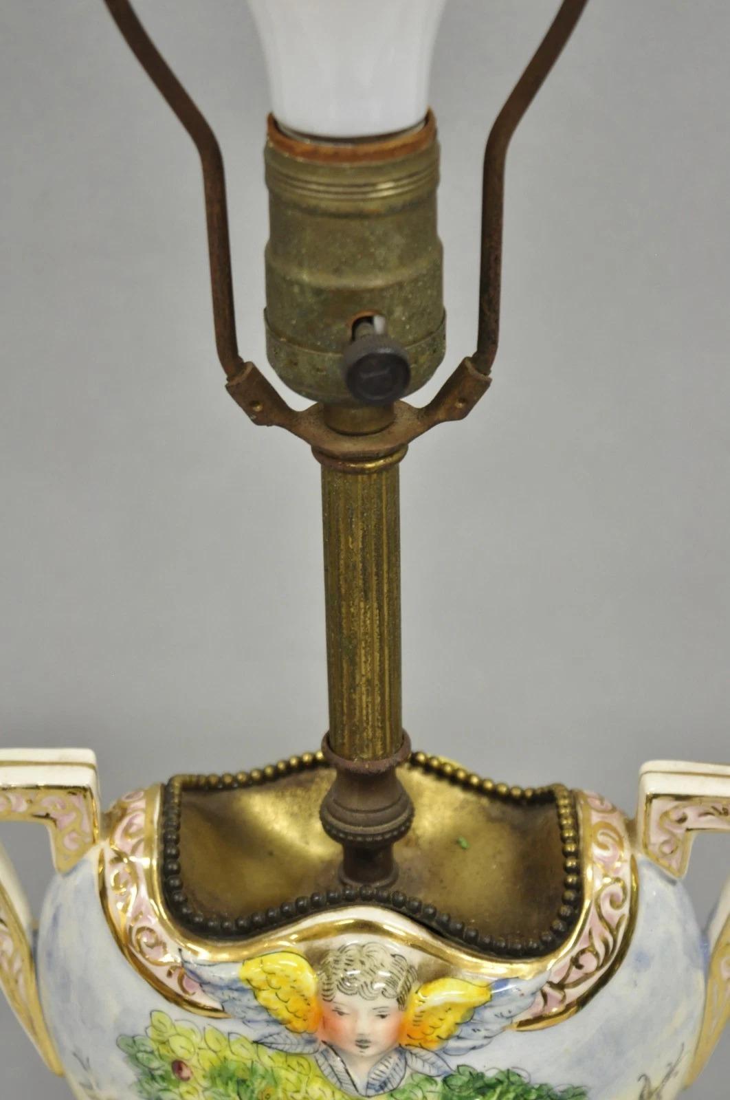 Ancienne lampe de table figurative en porcelaine de la Renaissance italienne avec urne en vente 2