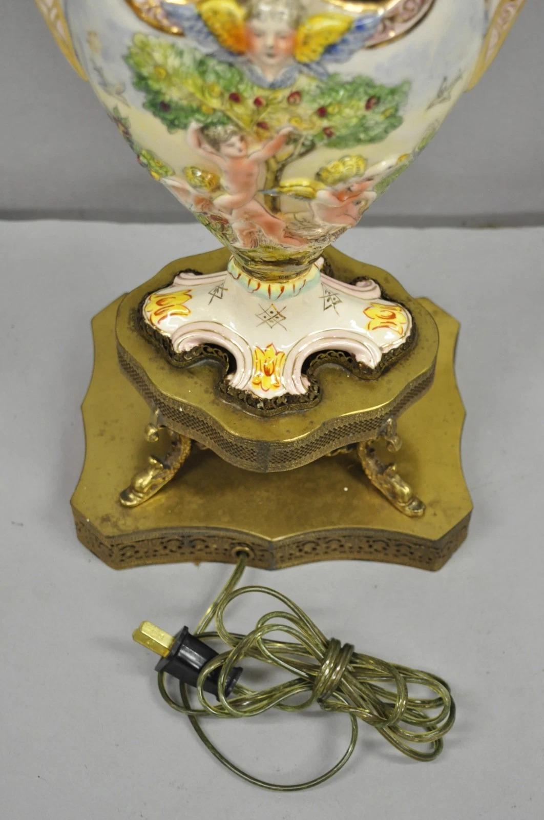 Ancienne lampe de table figurative en porcelaine de la Renaissance italienne avec urne en vente 3