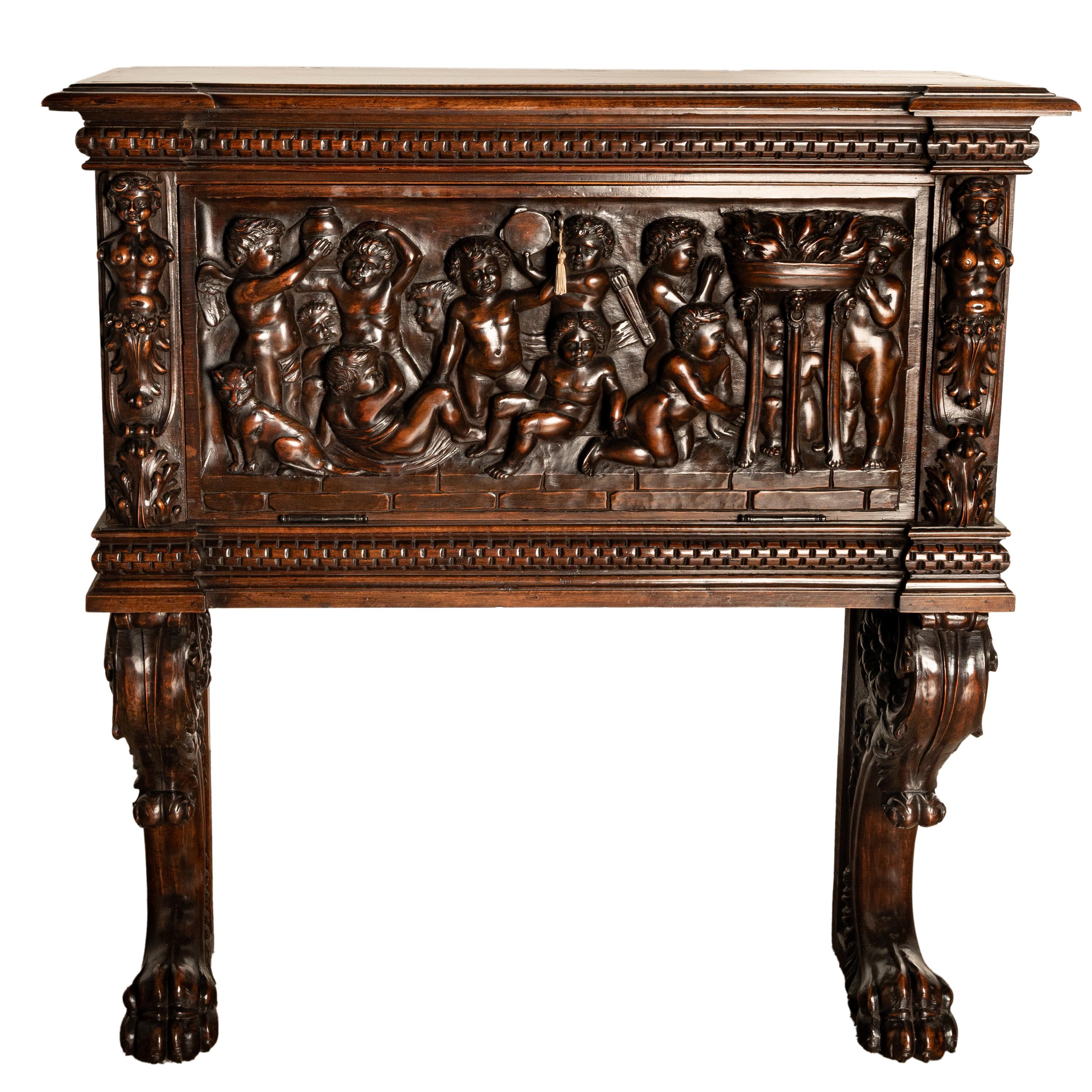 Très beau cabinet italien ancien sculpté de style Renaissance Florentine sur pied, vers 1880.
Le meuble présente certaines des plus belles sculptures que nous ayons vues sur un meuble de la fin du XIXe siècle, en deux parties. La partie supérieure