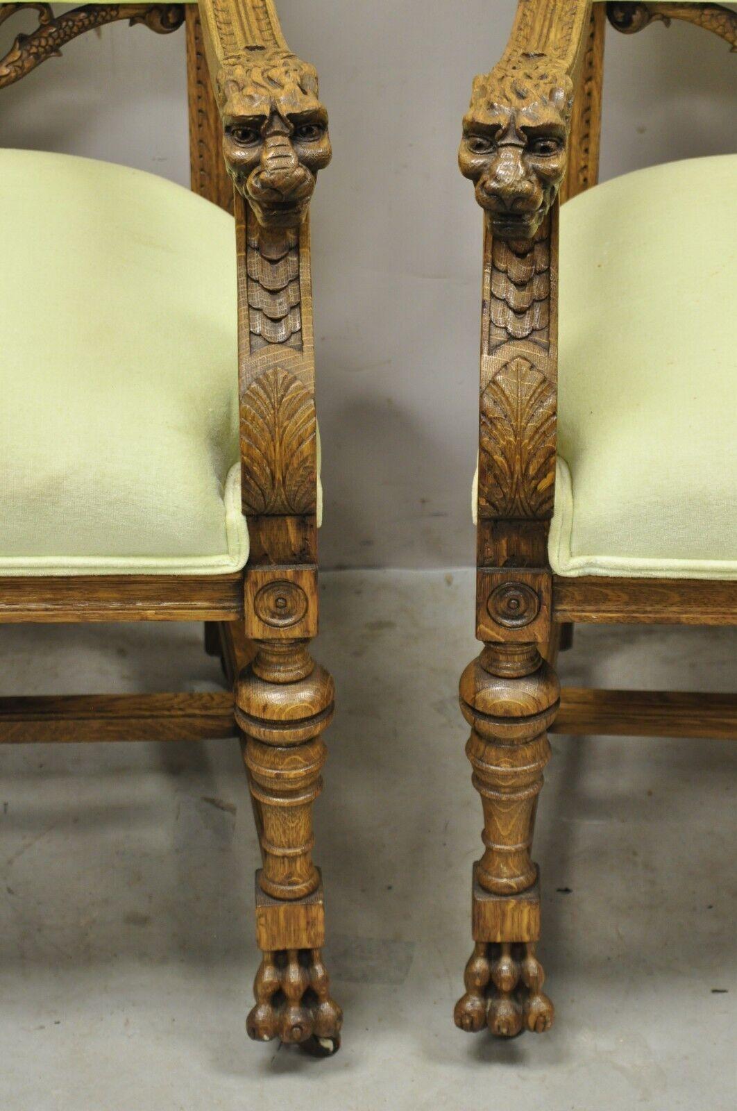 Anciennes chaises à accoudoirs en bois de chêne sculpté à tête de lion et pieds de pattes - Paire en vente 3