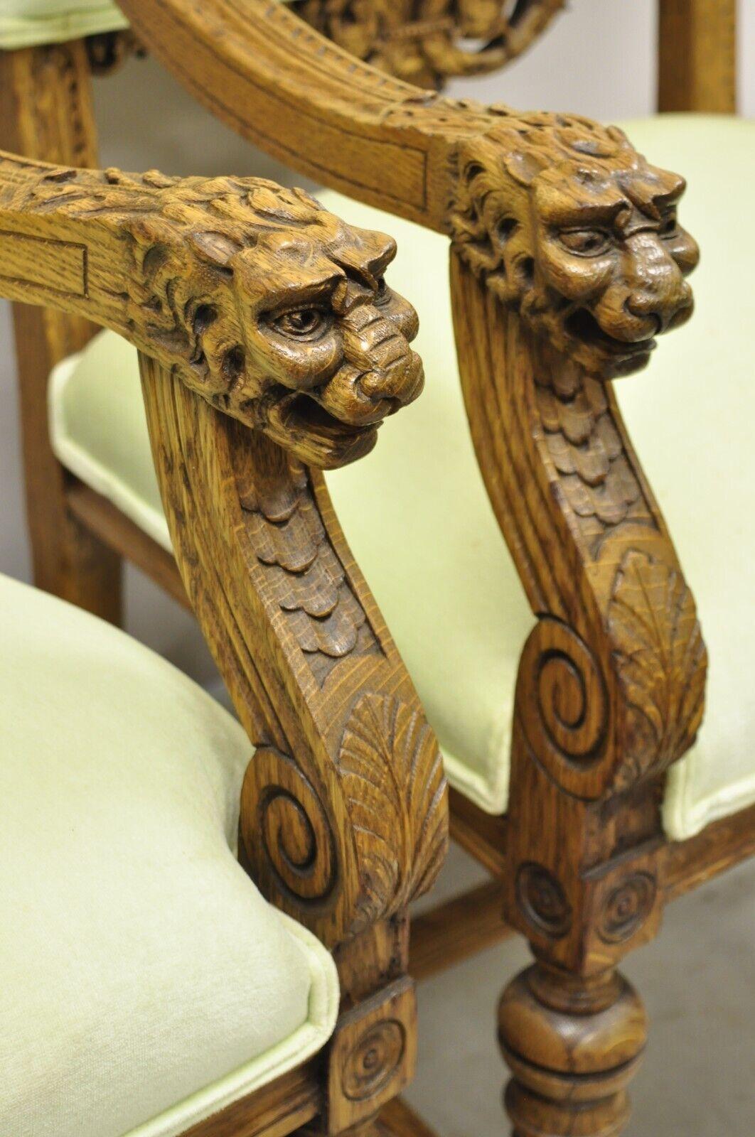 Début du 20ème siècle Anciennes chaises à accoudoirs en bois de chêne sculpté à tête de lion et pieds de pattes - Paire en vente