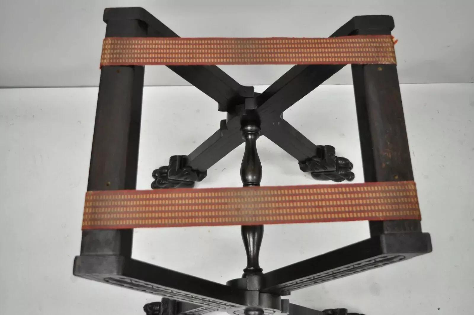 Ancienne table de bar pliante en noyer sculpté de la Renaissance italienne avec pieds en patte de lion en vente 5