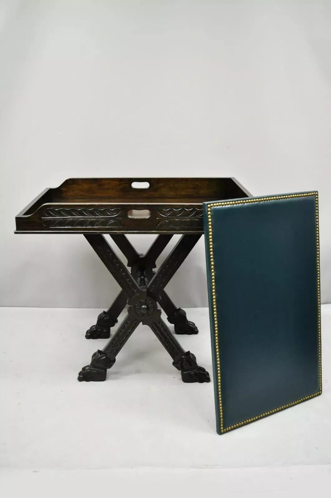 Ancienne table de bar pliante en noyer sculpté de la Renaissance italienne avec pieds en patte de lion en vente 6