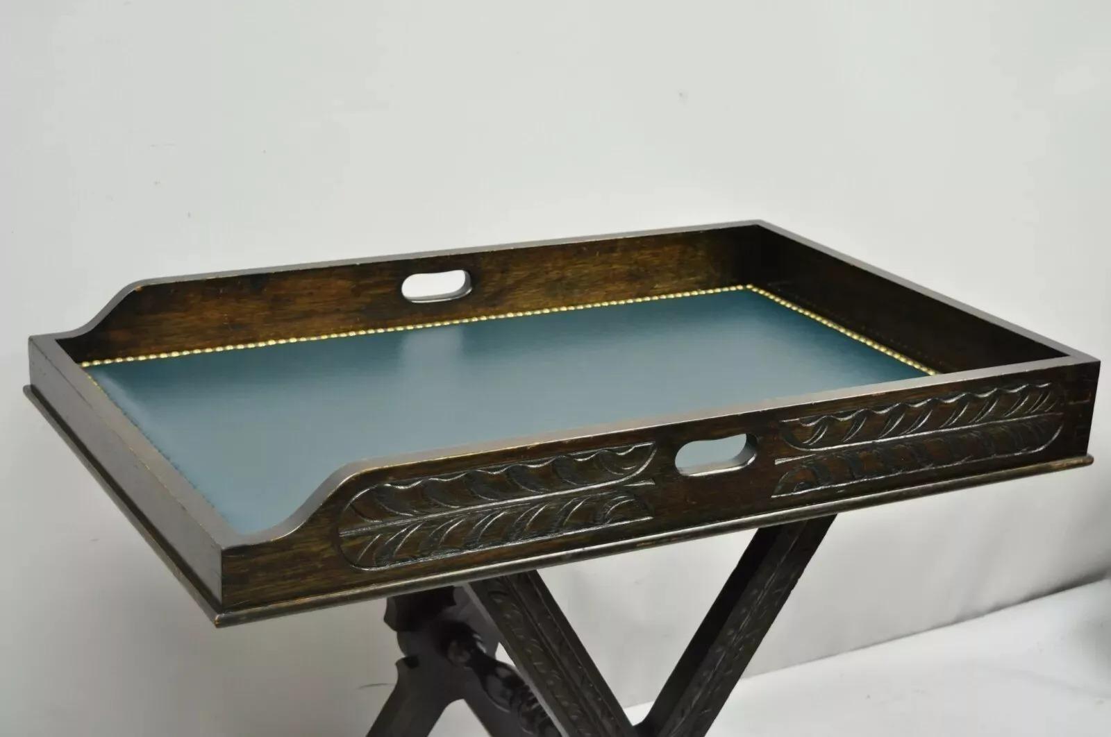 Ancienne table pliante de bar de maître d'hôtel en noyer sculpté, style Renaissance italienne, avec pieds en patte de lion. Les caractéristiques de l'article sont les suivantes : base pliante, pieds en pattes, insert en cuir vert amovible, plateau