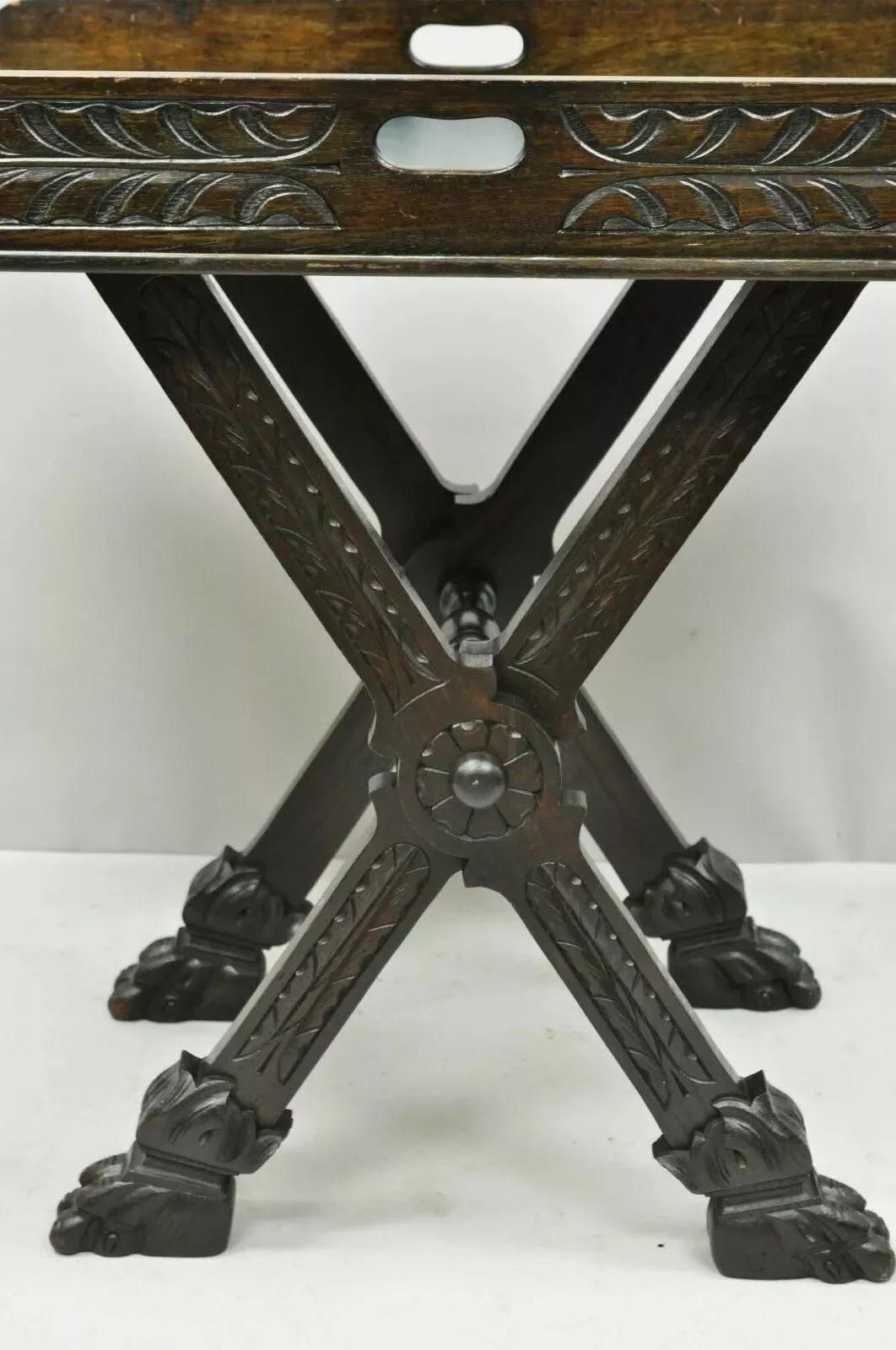 Inconnu Ancienne table de bar pliante en noyer sculpté de la Renaissance italienne avec pieds en patte de lion en vente