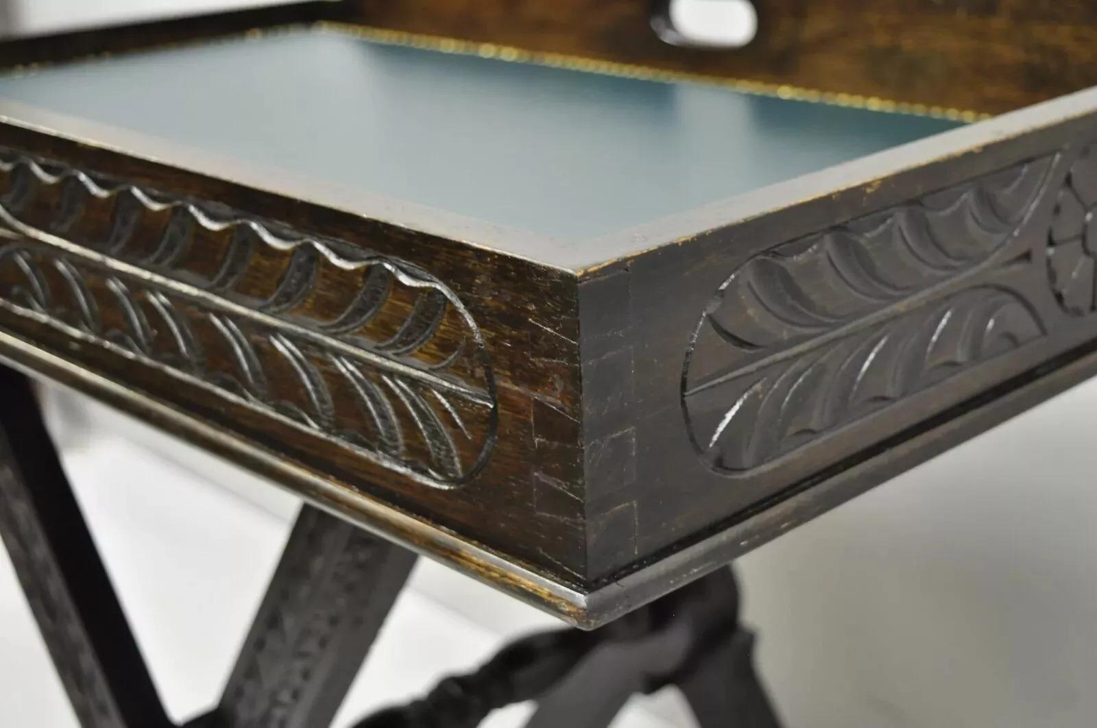 Ancienne table de bar pliante en noyer sculpté de la Renaissance italienne avec pieds en patte de lion Bon état - En vente à Philadelphia, PA