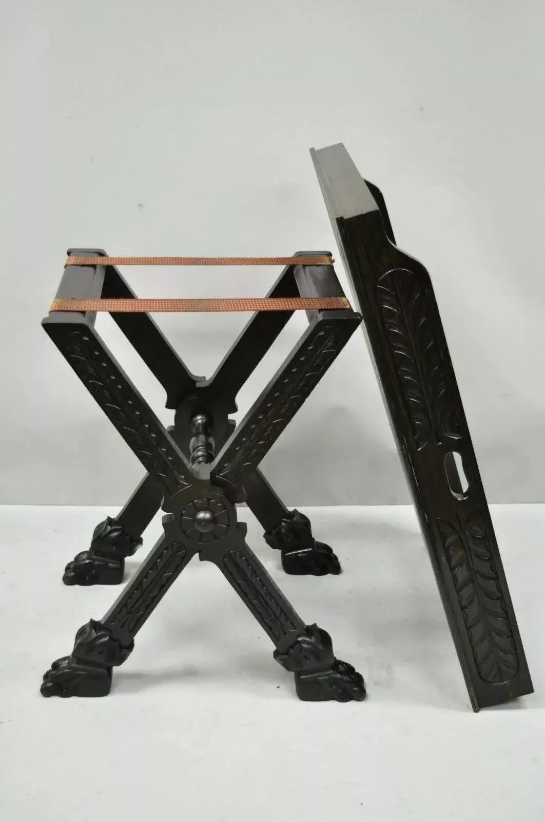20ième siècle Ancienne table de bar pliante en noyer sculpté de la Renaissance italienne avec pieds en patte de lion en vente