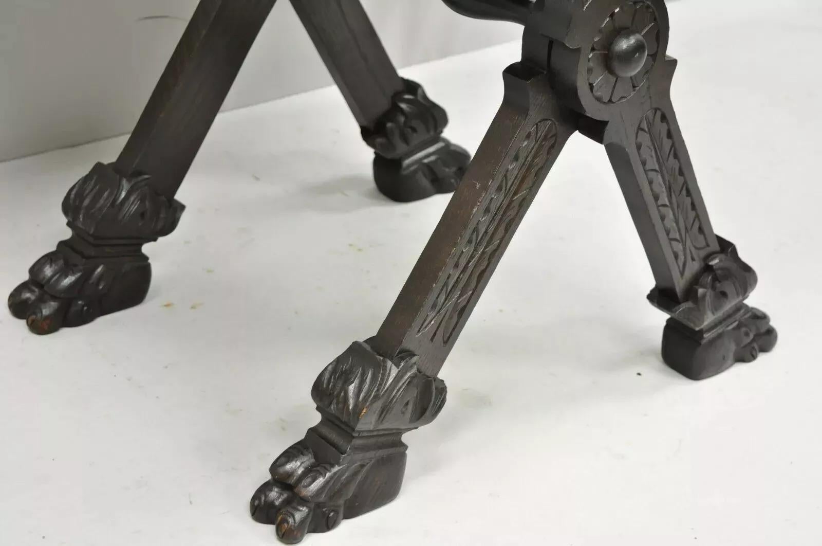 Cuir Ancienne table de bar pliante en noyer sculpté de la Renaissance italienne avec pieds en patte de lion en vente