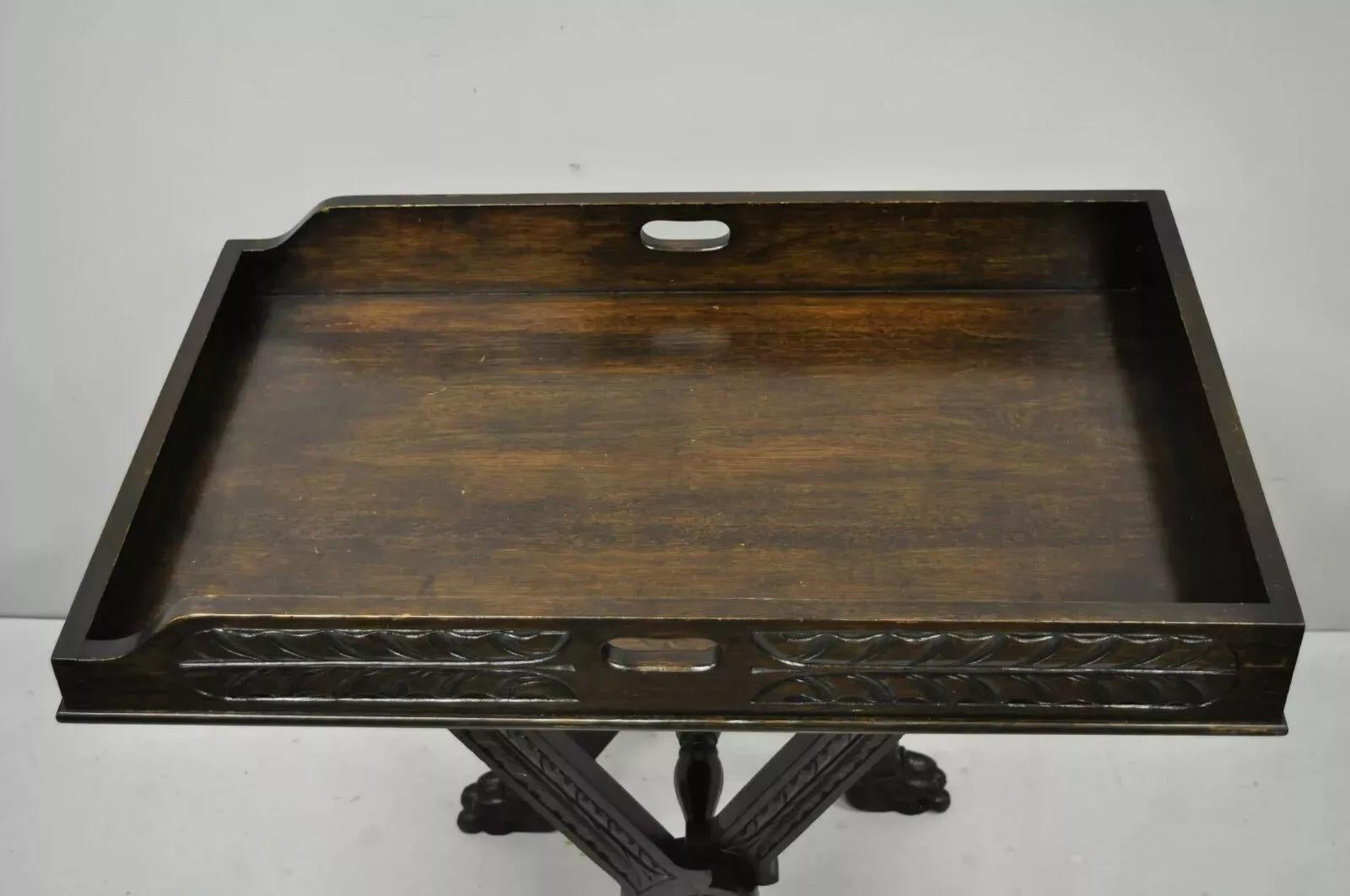 Ancienne table de bar pliante en noyer sculpté de la Renaissance italienne avec pieds en patte de lion en vente 1