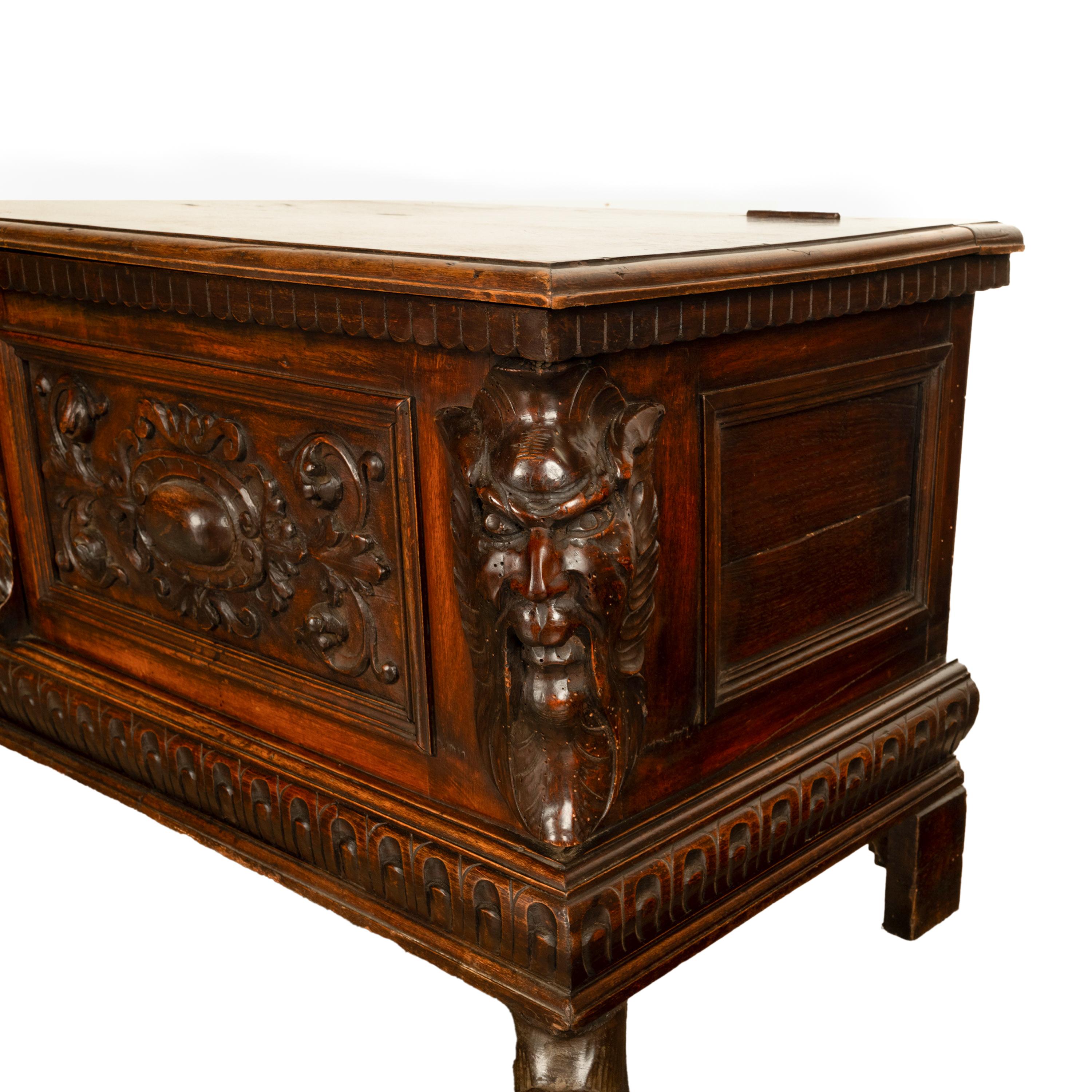 Antigua arqueta italiana renacentista de nogal tallado Asiento de ventana 1850 en venta 7