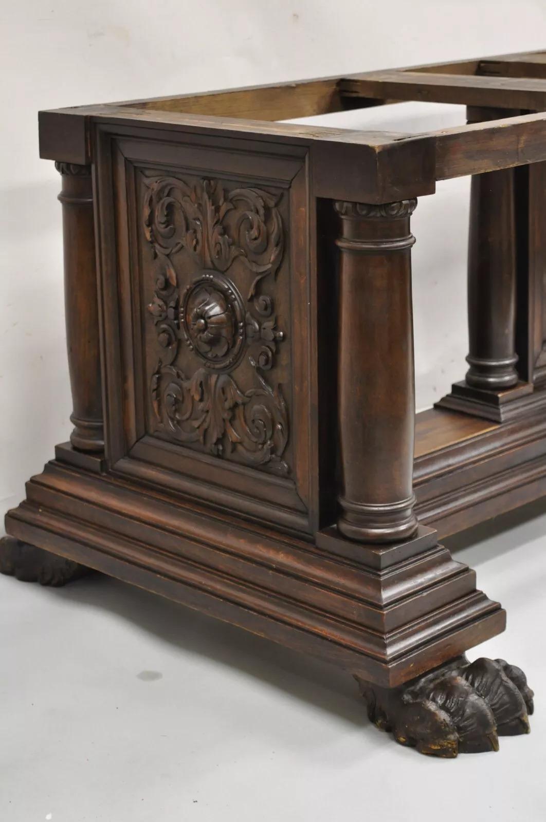 Antike italienische Renaissance geschnitzt Nussbaum Hairy Paw Foot Desk Konsole Tisch Base. Artikel verfügt über eine große beeindruckende Größe, große geschnitzte haarige Tatze Füße, geschnitzt blättrigen Rollen auf jeder Seite Unterstützung mit