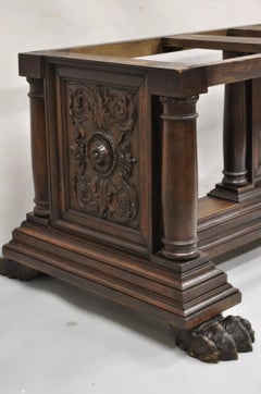 Antico tavolo consolle con piede a zampa pelosa in noce intagliato in Italia