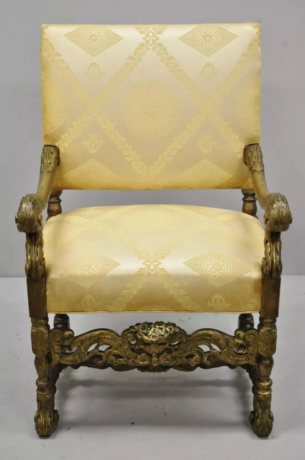 Ancienne chaise à accoudoirs en noyer sculpté de la Renaissance italienne et or jacobéen. Cet article se caractérise par une base en bois sculpté, une construction en bois massif, un dossier rembourré, une finition vieillie, des détails joliment