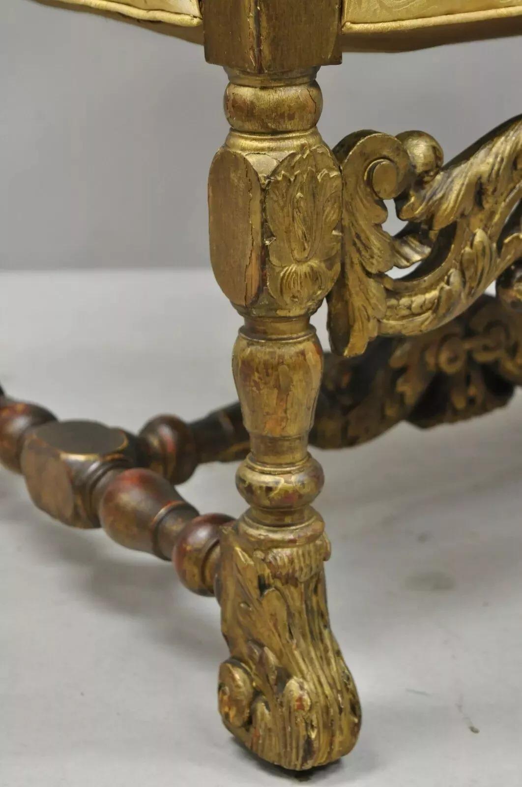 Ancienne chaise à accoudoirs en noyer sculpté de la Renaissance italienne Jacobean Gold Bon état - En vente à Philadelphia, PA