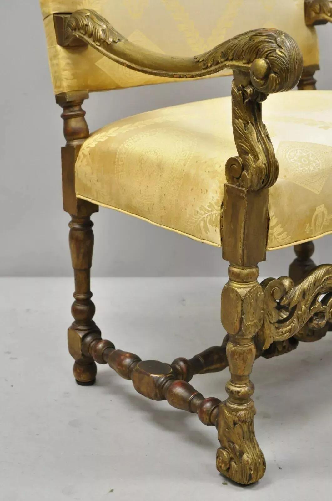 Tissu Ancienne chaise à accoudoirs en noyer sculpté de la Renaissance italienne Jacobean Gold en vente