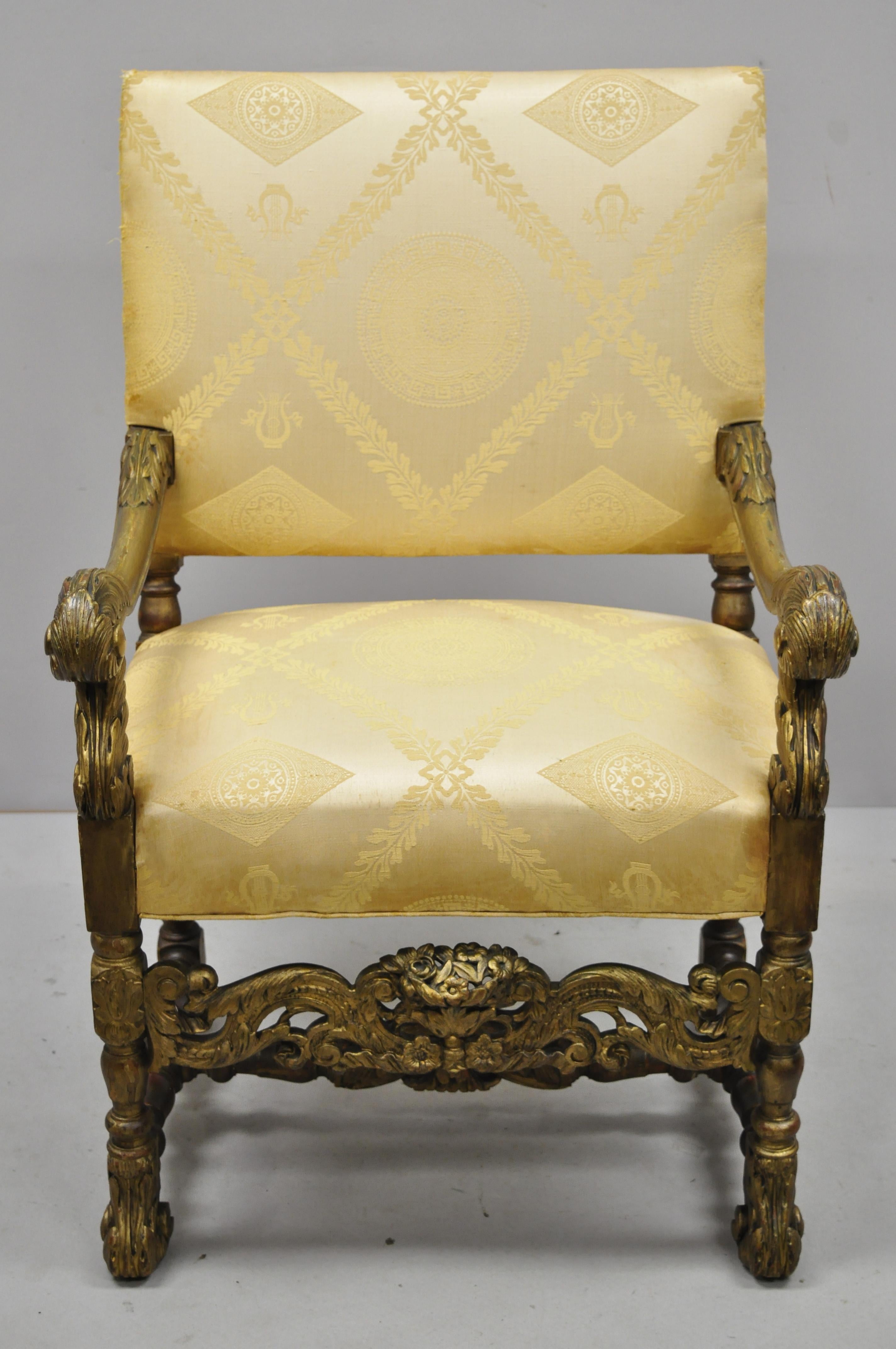 Fauteuil antique de style jacobéen en noyer sculpté de la Renaissance italienne. L'article comprend une base en forme de civière sculptée, une construction en bois massif, un dossier rembourré, une finition vieillie, des détails joliment sculptés,