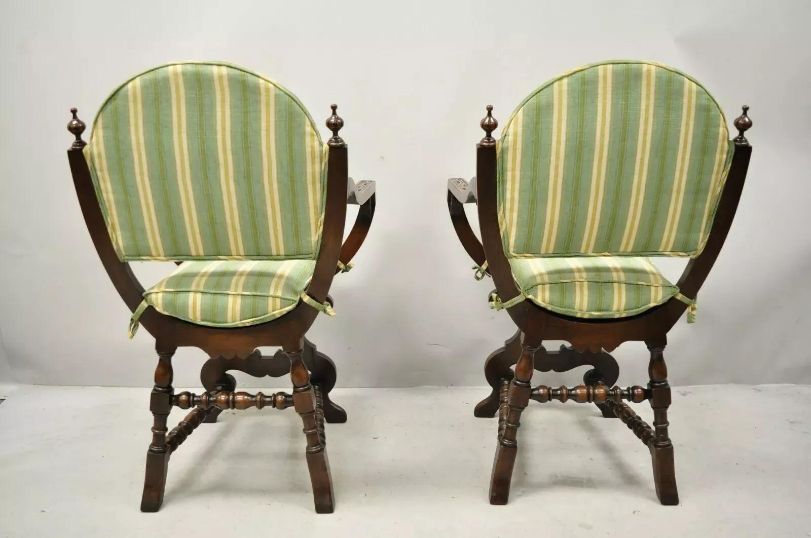 Anciennes chaises à accoudoirs Savonarola en noyer sculpté de la Renaissance italienne - une paire en vente 4