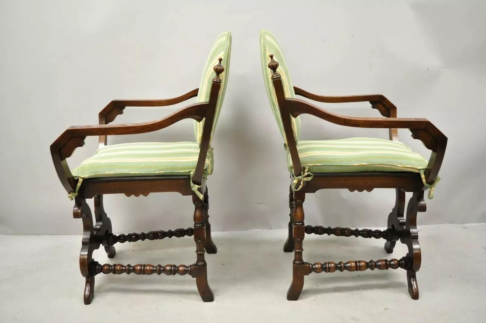 Anciennes chaises à accoudoirs Savonarola en noyer sculpté de la Renaissance italienne - une paire en vente 5