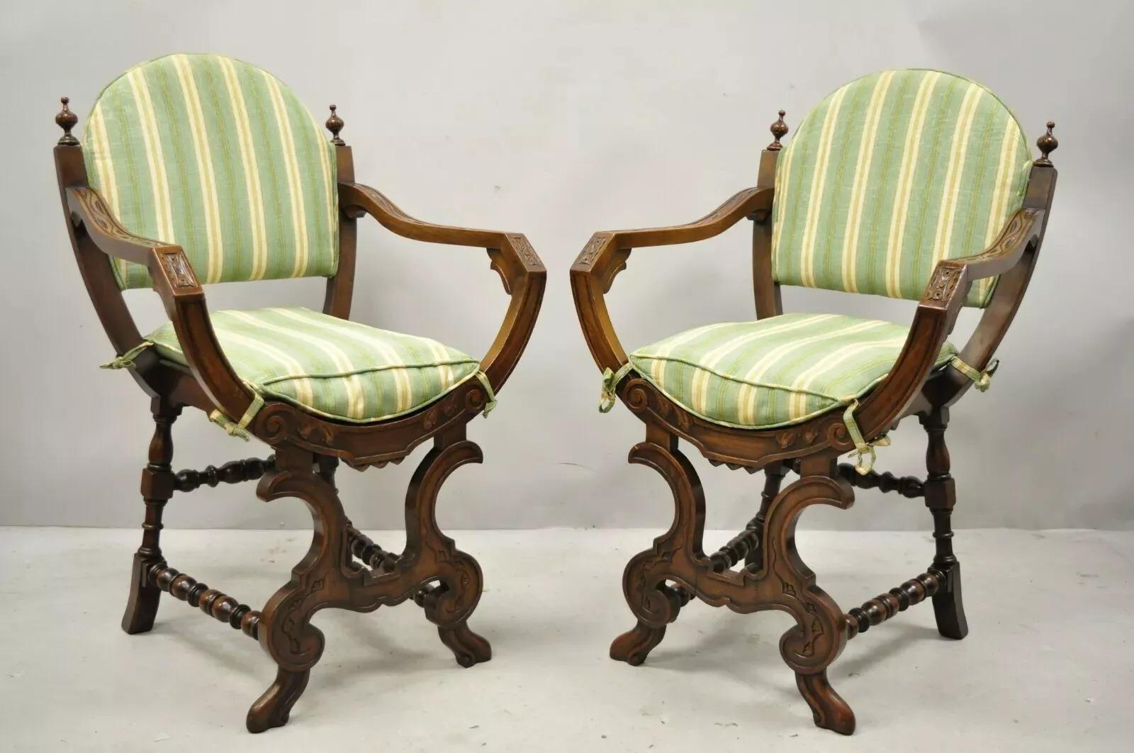 Anciennes chaises à accoudoirs Savonarola en noyer sculpté de la Renaissance italienne - une paire. L'article se caractérise par des supports de brancard sculptés, un coussin d'assise amovible, une construction en bois massif, des détails joliment